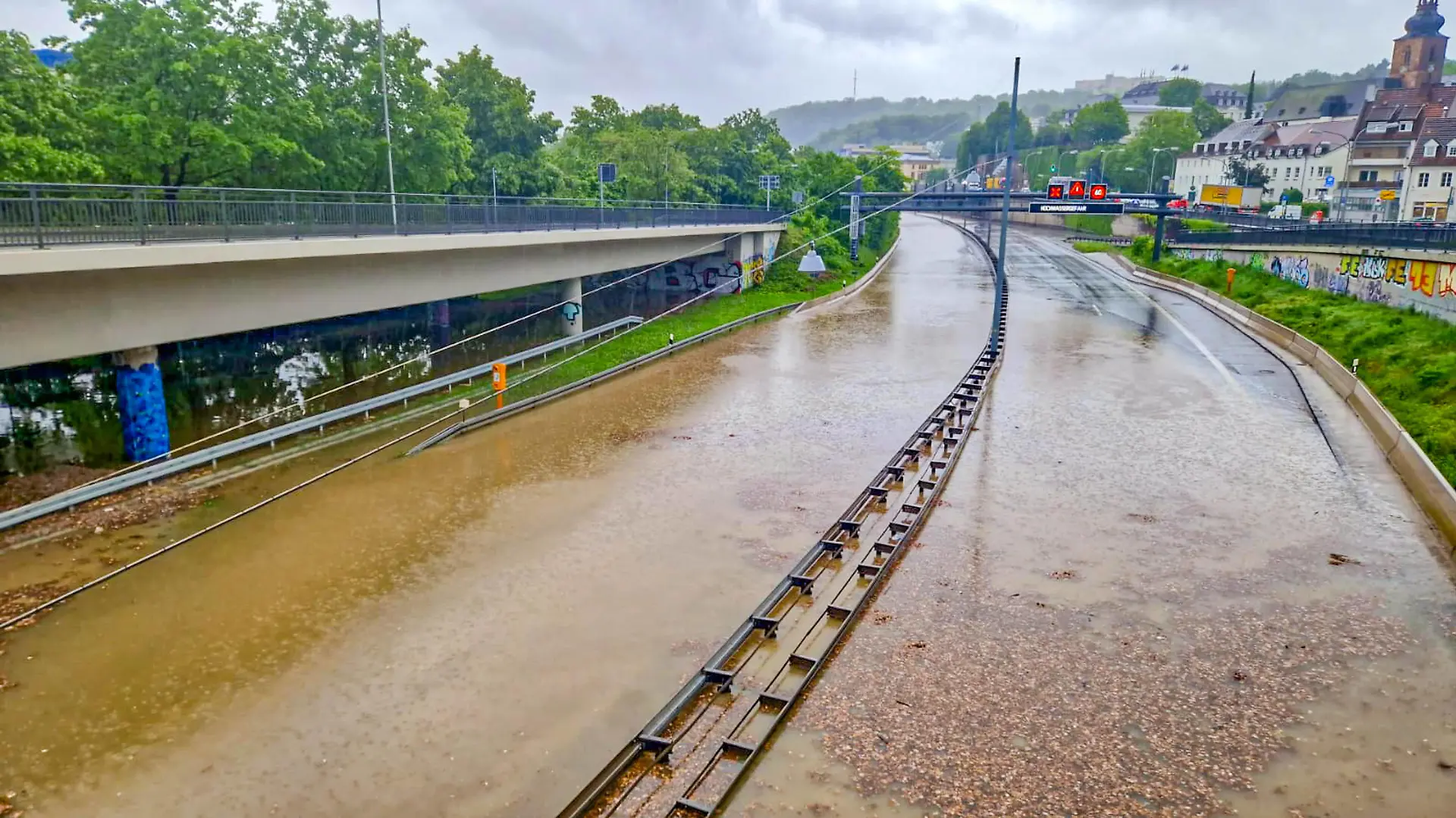 Massive Flut strömt durch Saarbrücken: Stadtautobahn A620 komplett geflutet und muss gesperrt werden - Wassermassen strömen durch die Innenstadt von Saarbrücken und sorgen für komplettes ,,Land unter - Regenfälle halten weiter an Land unter in Saarbrücken im Saarland: Die Regenfälle sorgen für ein totales Chaos in Saarlands Hauptstadt. Die Stadtautobahn A620 ist wegen totaler Überflutung auf der Fahrbahn inzwischen vollgesperrt. Die Sperrung betrifft laut Polizei den Abschnitt zwischen Bismarckbrücke und Westspange. Es wird empfohlen, die Straße nach Möglichkeit zu meiden. Auch Teile der Innenstadt sind komplett überflutet, wie die Aufnahmen eindrucksvoll zeigen. Einsatzkräfte aus der gesamten Stadt sind im Großalarm. Der D Copyright: xEinsatzReport24x