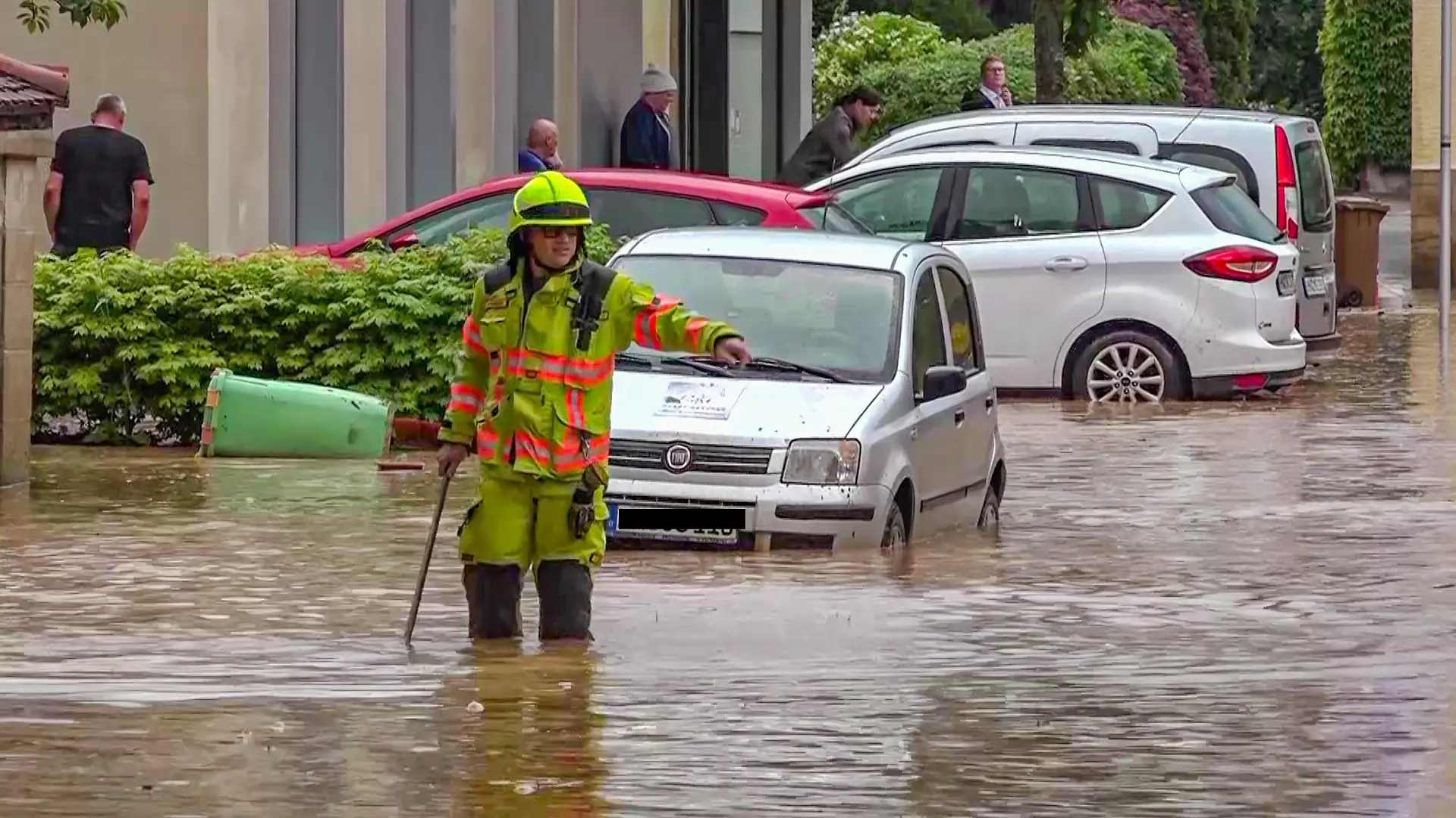 Heftiges Unwetter flutet Gemmingen im Landkreis Heilbronn im Südwesten: Kräftige Gewitterzelle entlädt sich ortsfest über dem Landkreis Heilbronn und setzt Gemeinde unter Wasser - Wassermassen und Schlamm sorgen für Überflutungen - Feuerwehrleute un Heftiges Unwetter flutet Gemmingen im Landkreis Heilbronn im Südwesten: Kräftige Gewitterzelle entlädt sich ortsfest über dem Landkreis Heilbronn und setzt Gemeinde unter Wasser - Wassermassen und Schlamm sorgen für Überflutungen - Feuerwehrleute und Anwohner stehen im völlig überfluteten Wohngebiet *** Violent thunderstorm floods Gemmingen in the district of Heilbronn in the southwest Violent thunderstorm cell discharges stationary over the district of Heilbronn and floods the Copyright: xJulianxBuchnerx/xEinsatzReport24x
