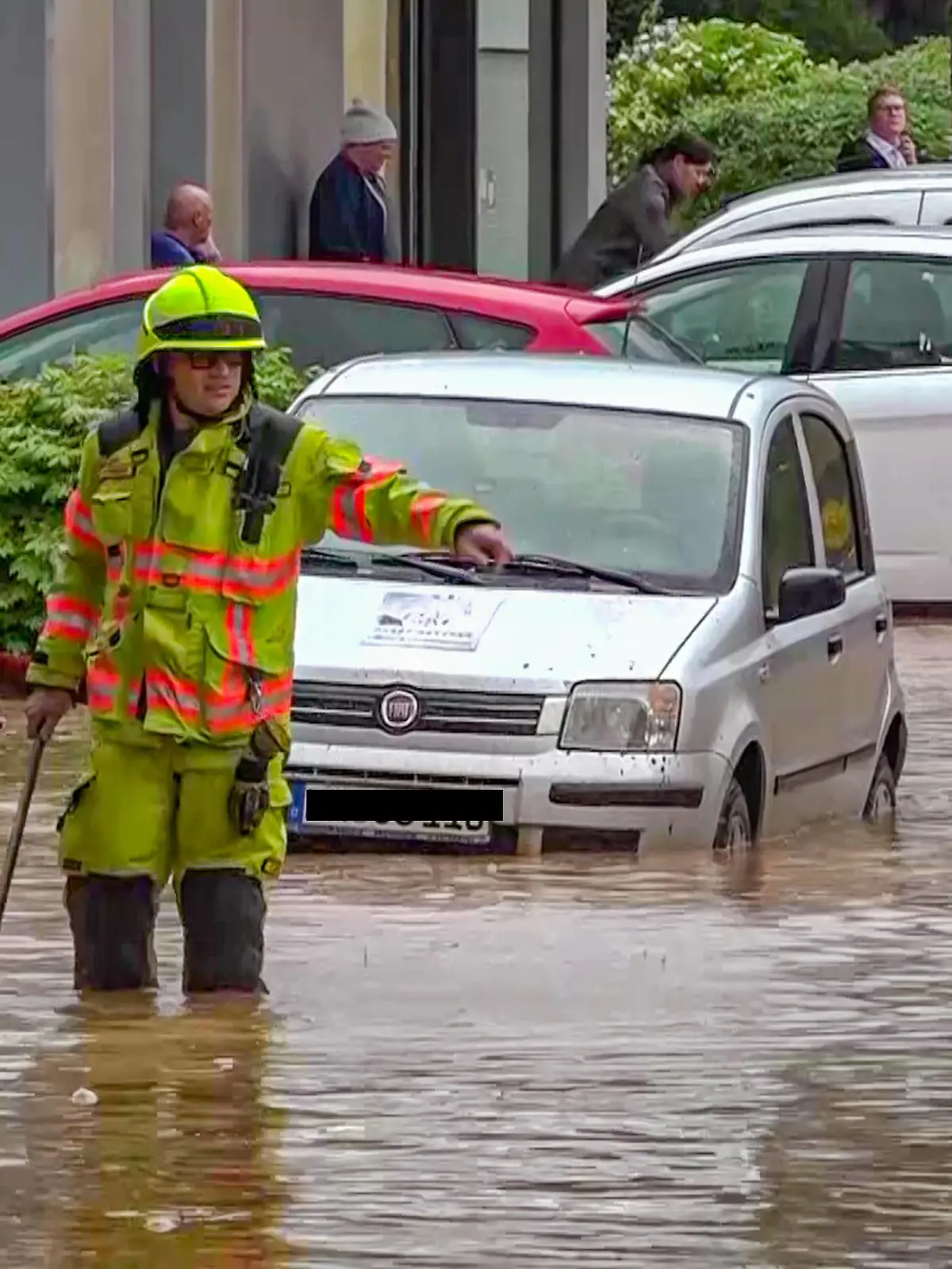 Heftiges Unwetter flutet Gemmingen im Landkreis Heilbronn im Südwesten: Kräftige Gewitterzelle entlädt sich ortsfest über dem Landkreis Heilbronn und setzt Gemeinde unter Wasser - Wassermassen und Schlamm sorgen für Überflutungen - Feuerwehrleute un Heftiges Unwetter flutet Gemmingen im Landkreis Heilbronn im Südwesten: Kräftige Gewitterzelle entlädt sich ortsfest über dem Landkreis Heilbronn und setzt Gemeinde unter Wasser - Wassermassen und Schlamm sorgen für Überflutungen - Feuerwehrleute und Anwohner stehen im völlig überfluteten Wohngebiet *** Violent thunderstorm floods Gemmingen in the district of Heilbronn in the southwest Violent thunderstorm cell discharges stationary over the district of Heilbronn and floods the Copyright: xJulianxBuchnerx/xEinsatzReport24x