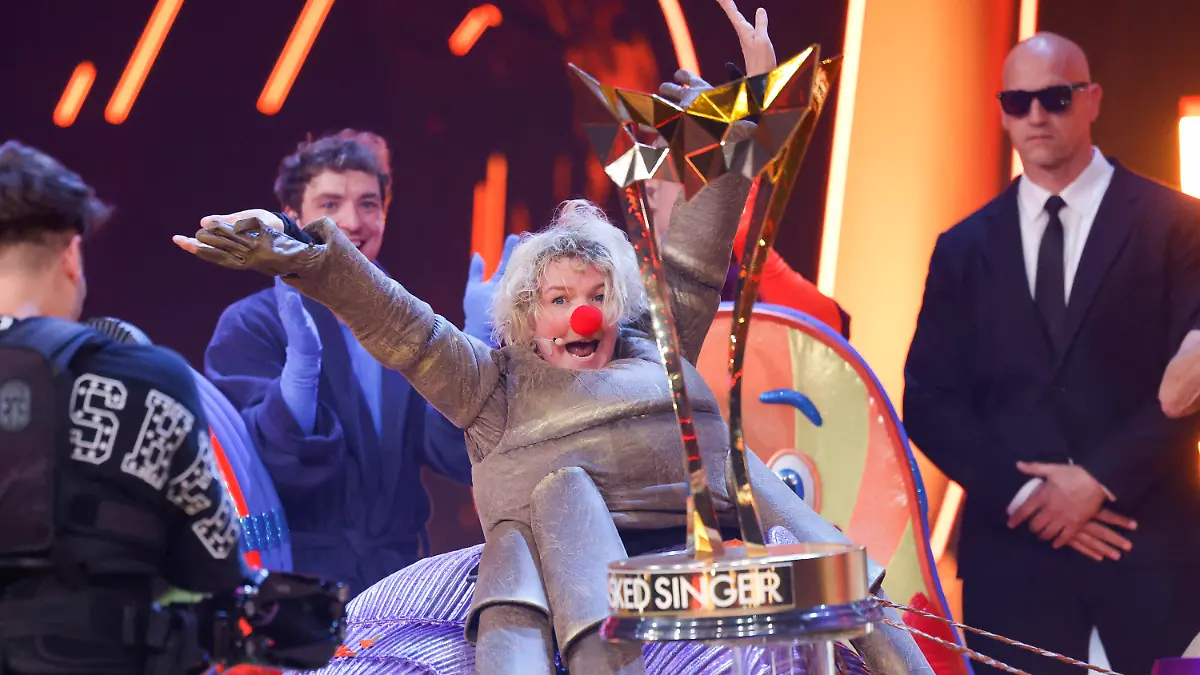 18.05.2024, Nordrhein-Westfalen, Köln: Die Komikerin Mirja Boes steht als Figur "Der Floh· im Finale der ProSieben-Show "The Masked Singer" auf der Bühne. Sie gewann die 10. Staffel. Foto: Thomas Banneyer/dpa +++ dpa-Bildfunk +++