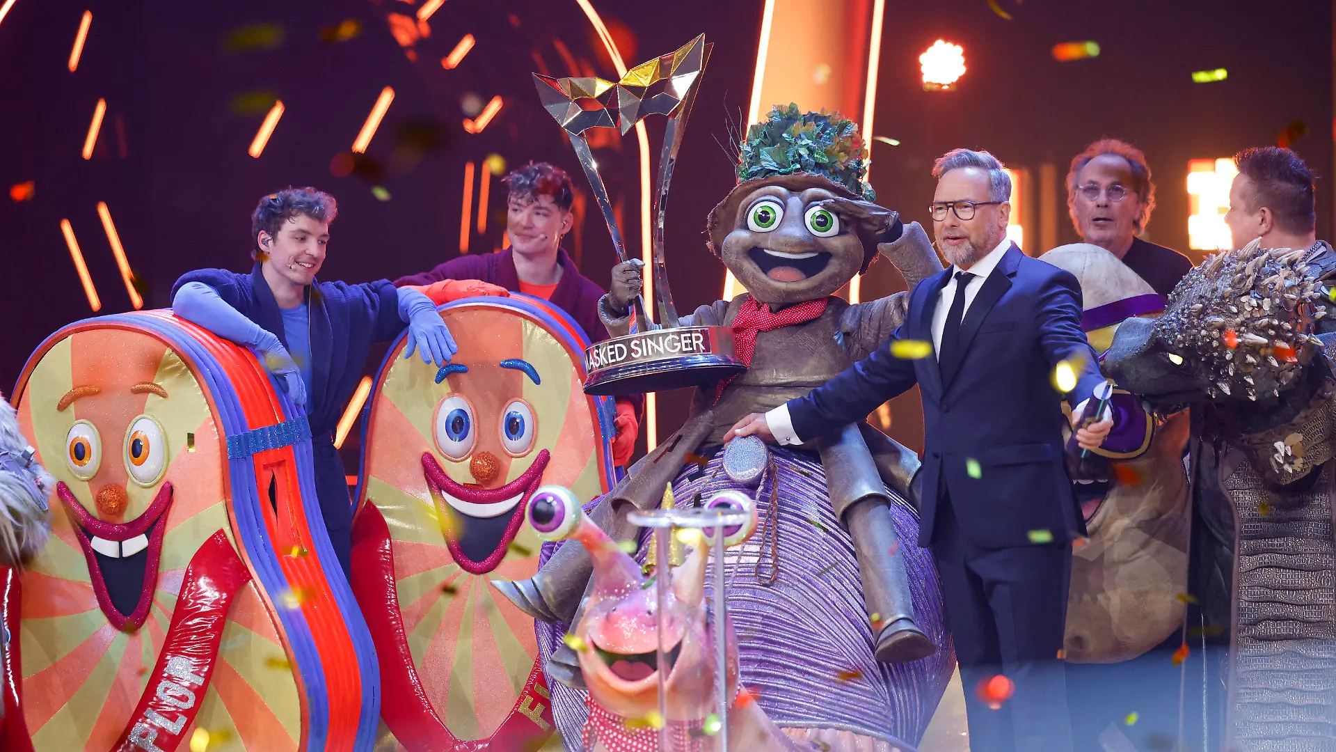 18.05.2024, Nordrhein-Westfalen, Köln: Die Komikerin Mirja Boes steht als Figur "Der Floh· im Finale der ProSieben-Show "The Masked Singer" auf der Bühne. Sie gewann die 10. Staffel. Foto: Thomas Banneyer/dpa +++ dpa-Bildfunk +++