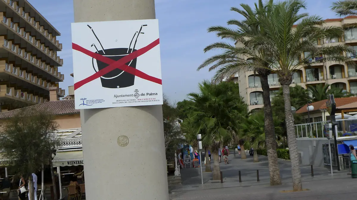  Verbot des traditionellen Sangria-Trinkens in den Strassen von Palma am Ballermann, Spanien, Balearen, Mallorca, Palma prohibition of traditional drinking from a 10 litre bucket of Sangria near Ballermann, Spain, Balearen, Majorca, Palma BLWS293994