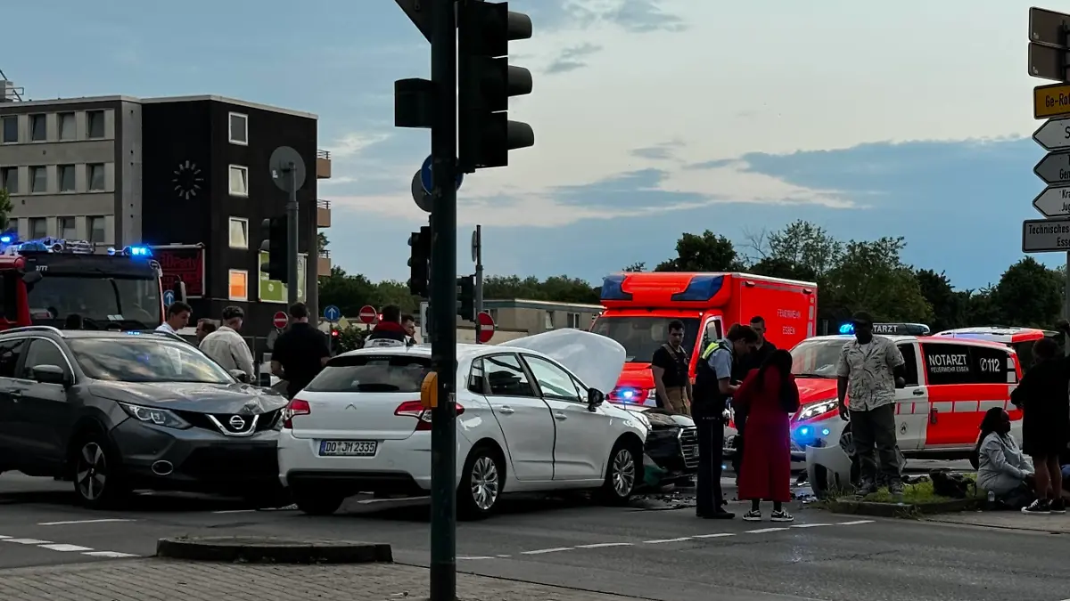 Dieses Foto zeigt den Unfall, der sich in Essen auf der Krayer Platte am Samstag, 18. Mai, zugetragen hat.