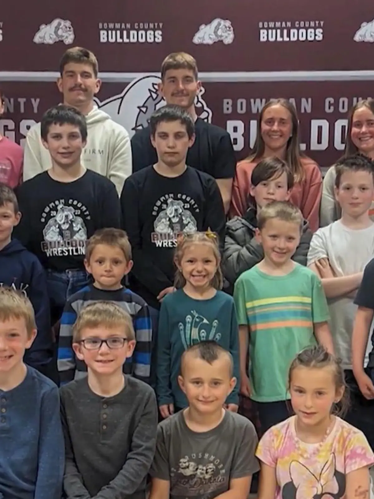 Das fragen sich wohl auch einige Lehrer an der Bowman County School in North Dakota. Sich neue Namen und Gesichter zu behalten, ist ja eh schon immer eine riesige Herausforderung, aber was, wenn die Schüler sich dann auch noch alle zum Verwechseln ähnlich sehen? Warum so viele Zwillings- und Drillingspaare ausgerechnet auf diese Schule gehen, erfahrt ihr im Video.