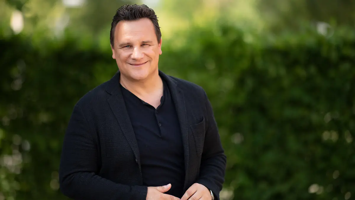 ARCHIV - 01.07.2019, Berlin: Modedesigner Guido Maria Kretschmer blickt nach einem Interview mit der Deutschen Presse-Agentur in die Kamera. Kretschmer lässt bei Video-Konferenzen während der Corona-Zeit Hemd und Sakko lieber im Schrank. (zu dpa "Designer Kretschmer in Videoschalten: Gemütlicher Look in gutem Licht") Foto: Monika Skolimowska/dpa +++ dpa-Bildfunk +++