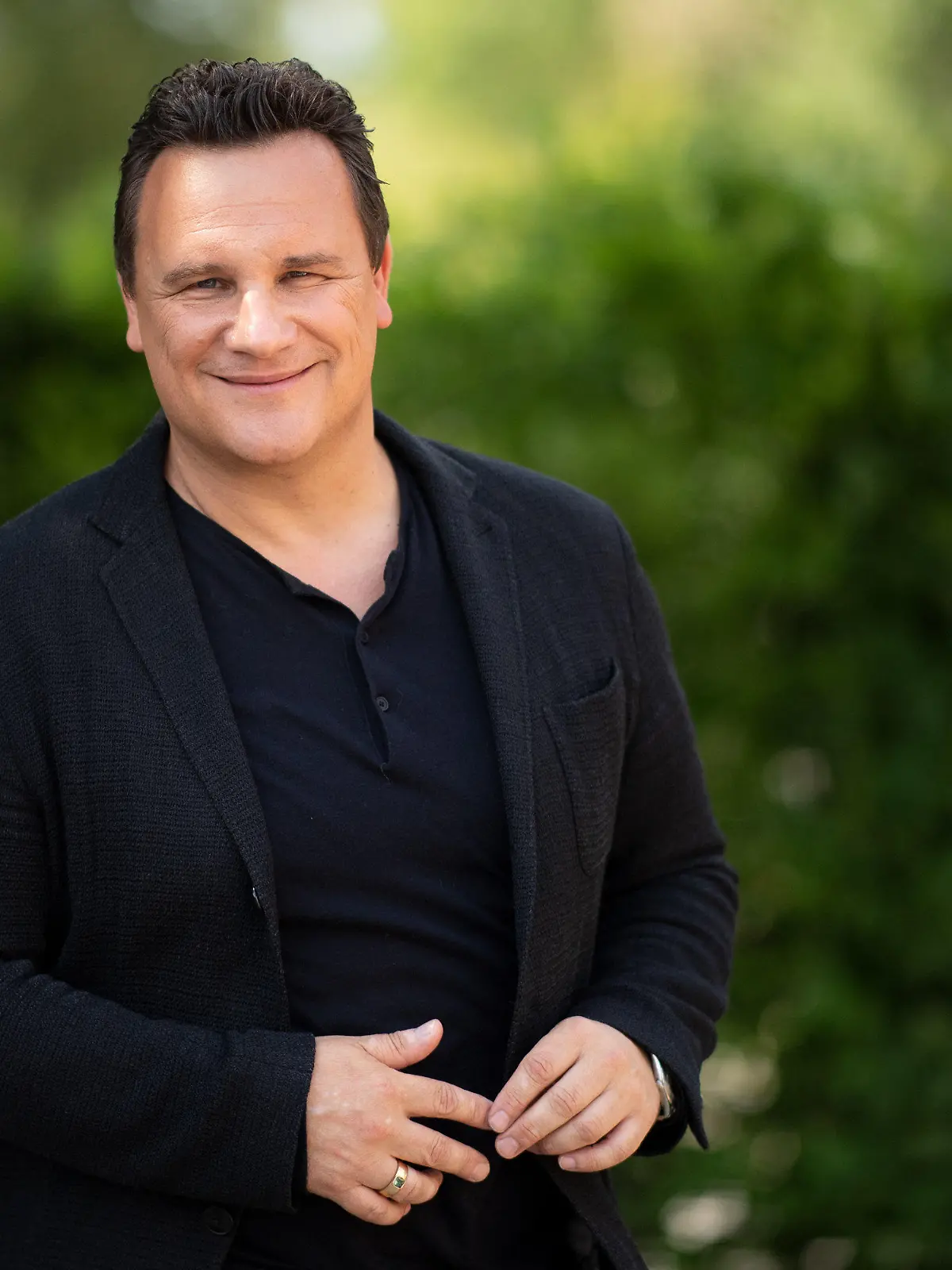 ARCHIV - 01.07.2019, Berlin: Modedesigner Guido Maria Kretschmer blickt nach einem Interview mit der Deutschen Presse-Agentur in die Kamera.  Kretschmer lässt bei Video-Konferenzen während der Corona-Zeit Hemd und Sakko lieber im Schrank. (zu dpa "Designer Kretschmer in Videoschalten: Gemütlicher Look in gutem Licht") Foto: Monika Skolimowska/dpa +++ dpa-Bildfunk +++