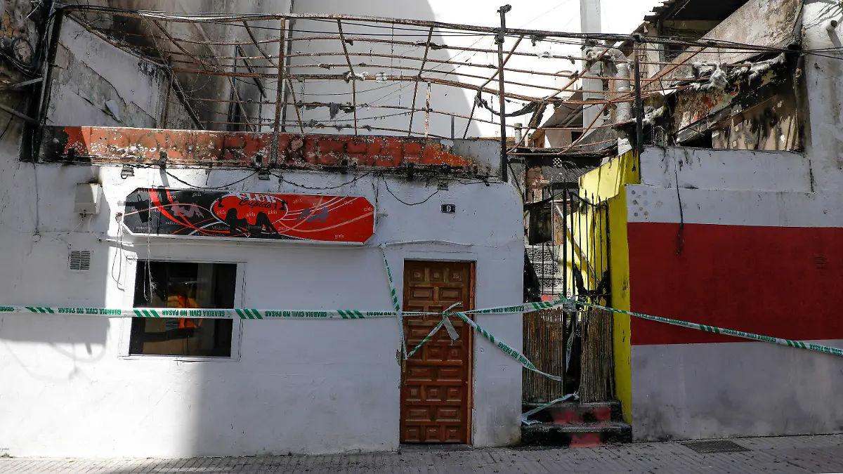 23.05.2022, Spanien, Palma: Durch einen Brand beschädigte Lokale sind gesperrt. Laut spanischen Medienberichten wurde das Restaurant «Why Not Mallorca?», dessen Terrassendach über dem Nachbarlokal «Cupido» aufgebaut war, stark beschädigt. Die Polizei hat im Zusammenhang mit dem Brand 13 deutsche Urlauber festgenommen. Foto: Clara Margais/dpa +++ dpa-Bildfunk +++