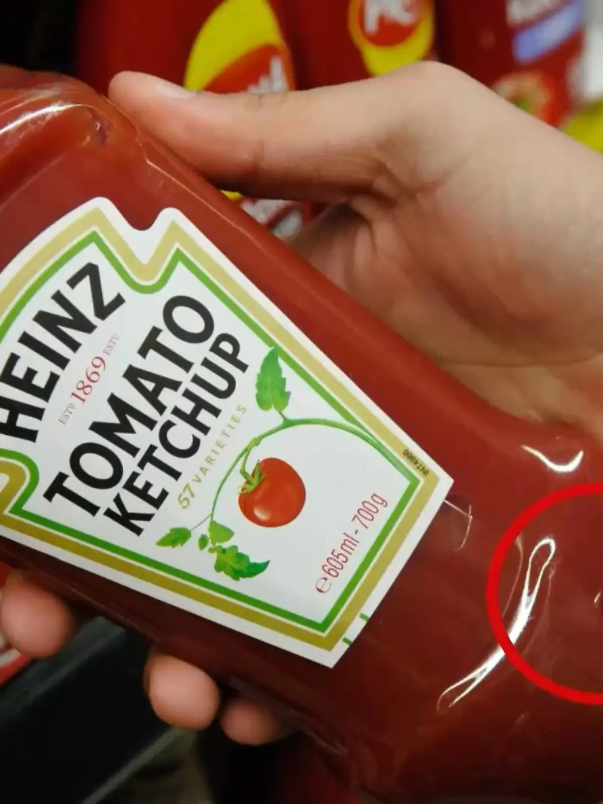 Ketchup ist eine der beliebtesten Saucen weltweit – und „Heinz“ einer der beliebtesten Ketchups der Welt. Vorallem bei Glasflaschen hat man allerdings oft das Problem, dass der Ketchup nicht herauskommen will. Nach minutenlangem Schütteln landet der Großteil dann meistens genau da, wo er eigentlich nicht landen soll. In genau solchen Situationen hilft die mysteriöse Zahl, die die Seite vieler „Heinz“-Ketchupflaschen ziert. Im Video erfahren Sie mehr dazu.