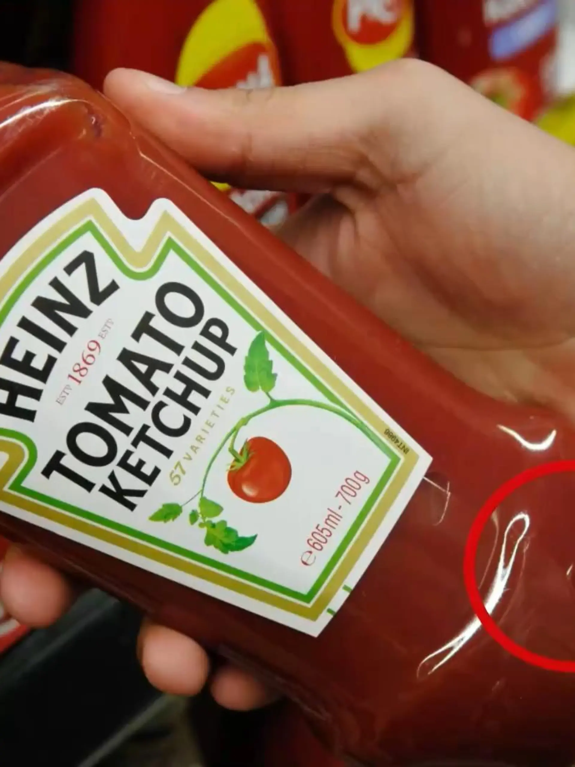 Ketchup ist eine der beliebtesten Saucen weltweit – und „Heinz“ einer der beliebtesten Ketchups der Welt. Vorallem bei Glasflaschen hat man allerdings oft das Problem, dass der Ketchup nicht herauskommen will. Nach minutenlangem Schütteln landet der Großteil dann meistens genau da, wo er eigentlich nicht landen soll. In genau solchen Situationen hilft die mysteriöse Zahl, die die Seite vieler „Heinz“-Ketchupflaschen ziert. Im Video erfahren Sie mehr dazu.