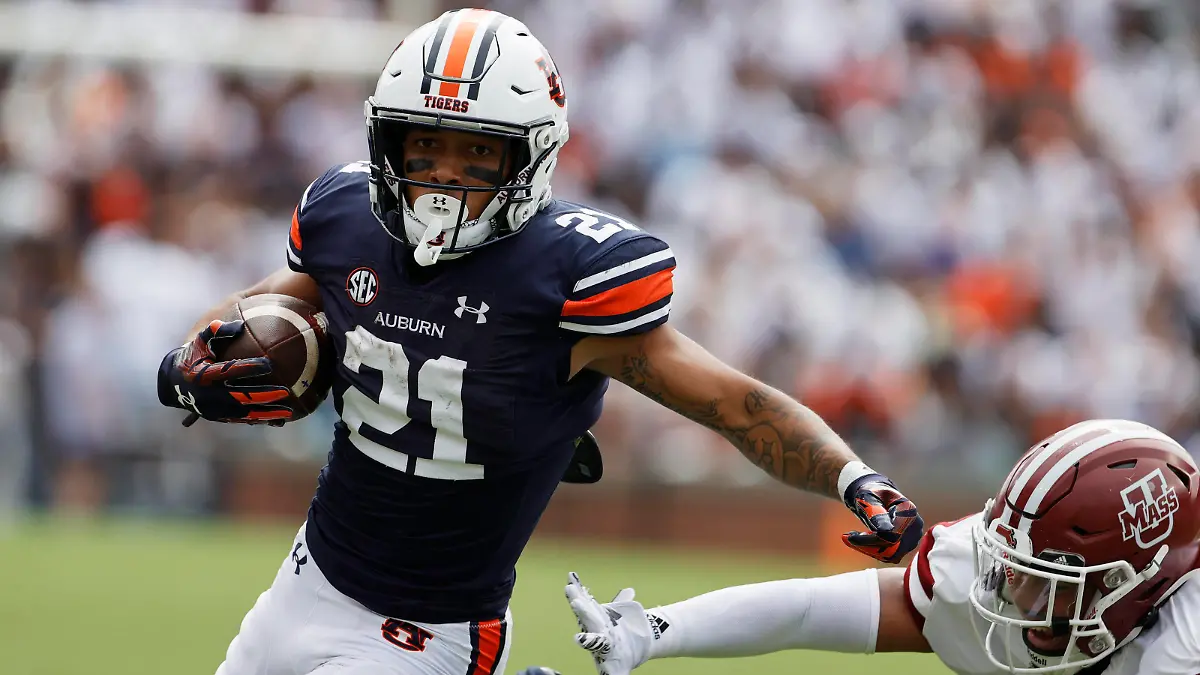 NCAA, College League, USA Football: Massachusetts at Auburn Sep 2, 2023 Auburn, Alabama, USA Auburn Tigers running back Brian Battie 21 gets past a Massachusetts Minutemen defender during the first quarter at Jordan-Hare Stadium. Auburn Jordan-Hare Stadium Alabama USA, EDITORIAL USE ONLY PUBLICATIONxINxGERxSUIxAUTxONLY Copyright: xJohnxReedx 20230902_sjb_sr5_035