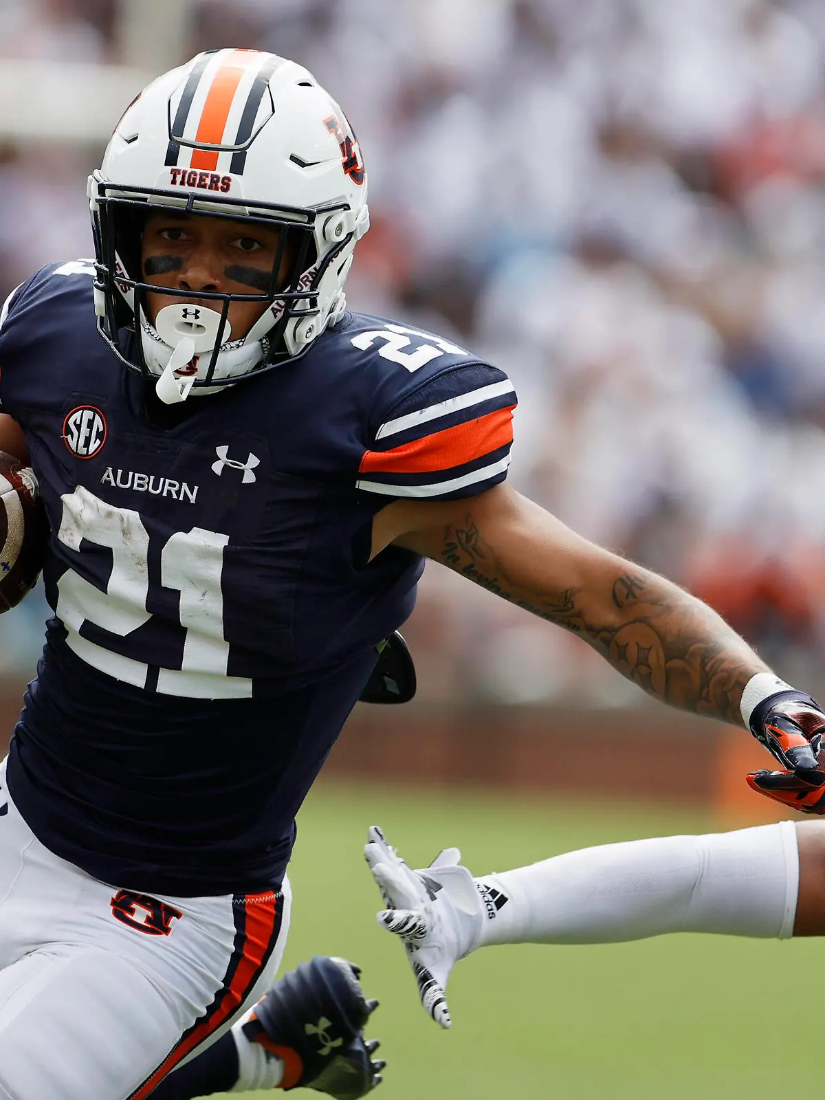NCAA, College League, USA Football: Massachusetts at Auburn Sep 2, 2023 Auburn, Alabama, USA Auburn Tigers running back Brian Battie 21 gets past a Massachusetts Minutemen defender during the first quarter at Jordan-Hare Stadium. Auburn Jordan-Hare Stadium Alabama USA, EDITORIAL USE ONLY PUBLICATIONxINxGERxSUIxAUTxONLY Copyright: xJohnxReedx 20230902_sjb_sr5_035