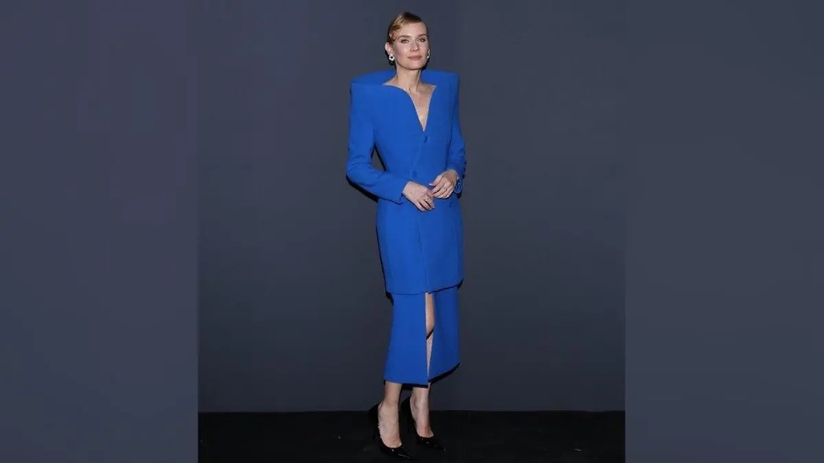 Diane Kruger legt coolen Auftritt im Balenciaga-Blazer-Dress hin