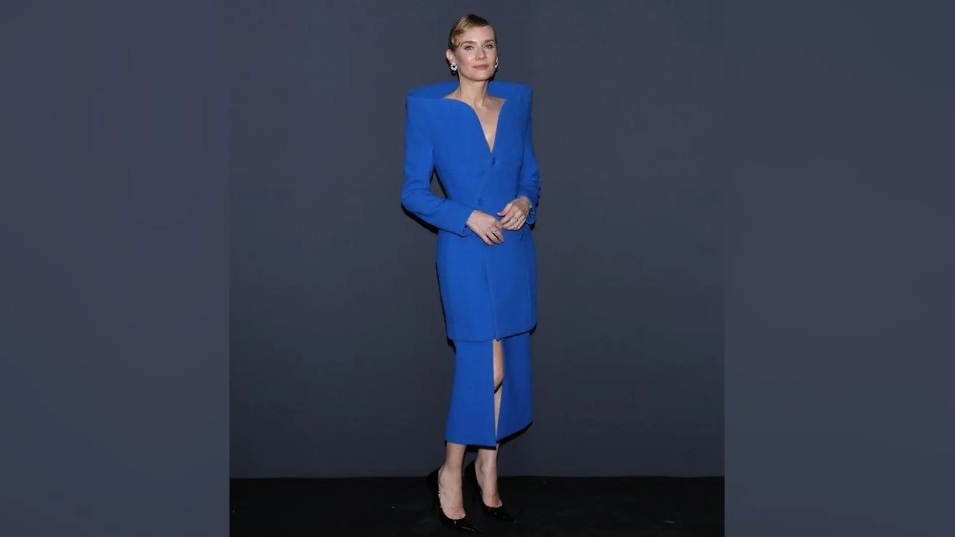 Diane Kruger legt coolen Auftritt im Balenciaga-Blazer-Dress hin