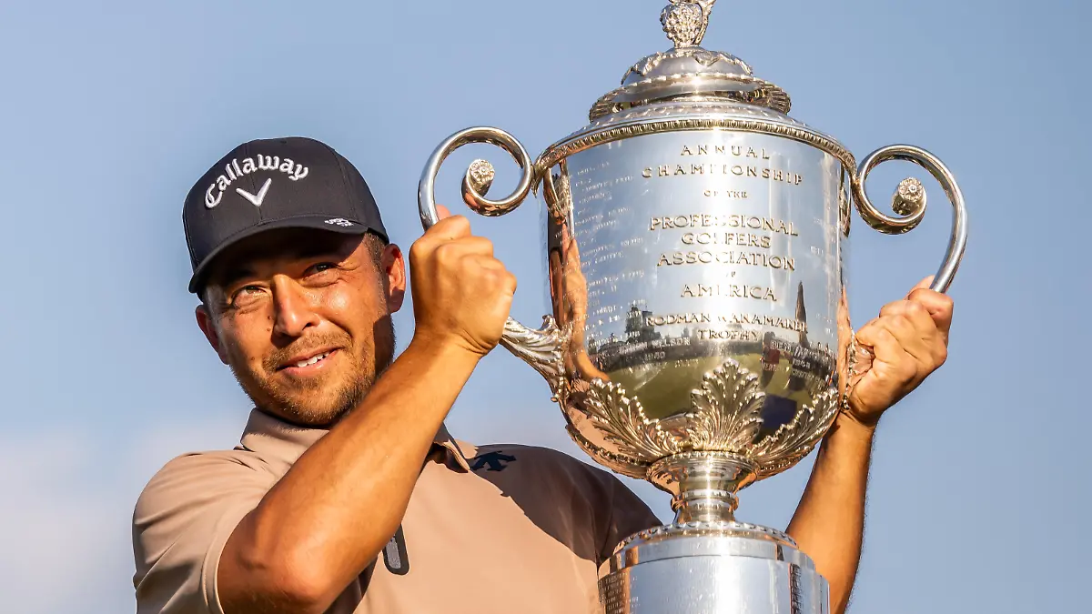 May 19, 2024, Louisville, UNITED STATES: 240519 Xander Schauffele of the United States celebrates with the trophy after winning the 2024 PGA Championship Golf Tournament on May 19, 2024 in Louisville. .Photo: Petter Arvidson / BILDBYRÃ…N / kod PA / PA0811.golf pga championship bbeng jubel (Credit Image: © Petter Arvidson/Bildbyran via ZUMA Press) / action press