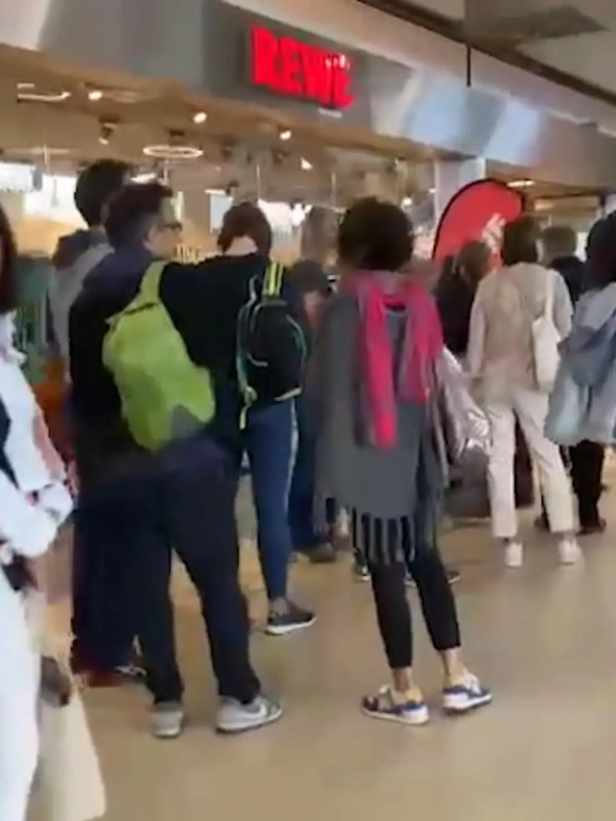 Bild zu: "Lange Schlangen am Flughafen"