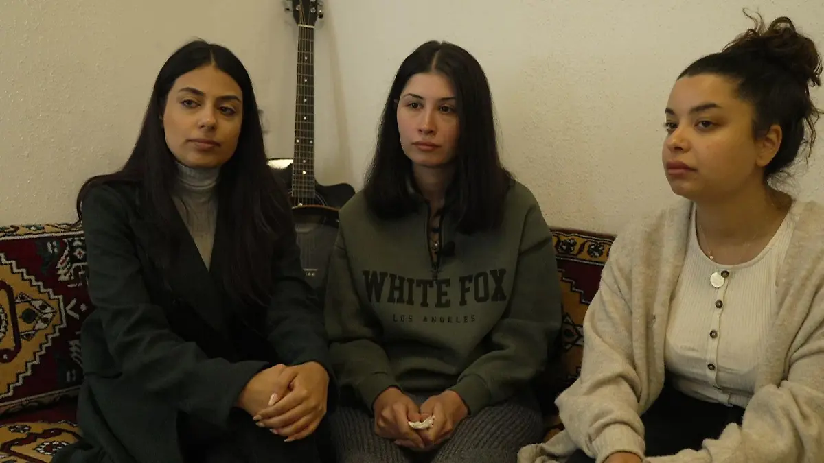 Asya Abay (24) zusammen mit ihren Freundinnen Dunia Wahdan (27) und Seda Housein (26)