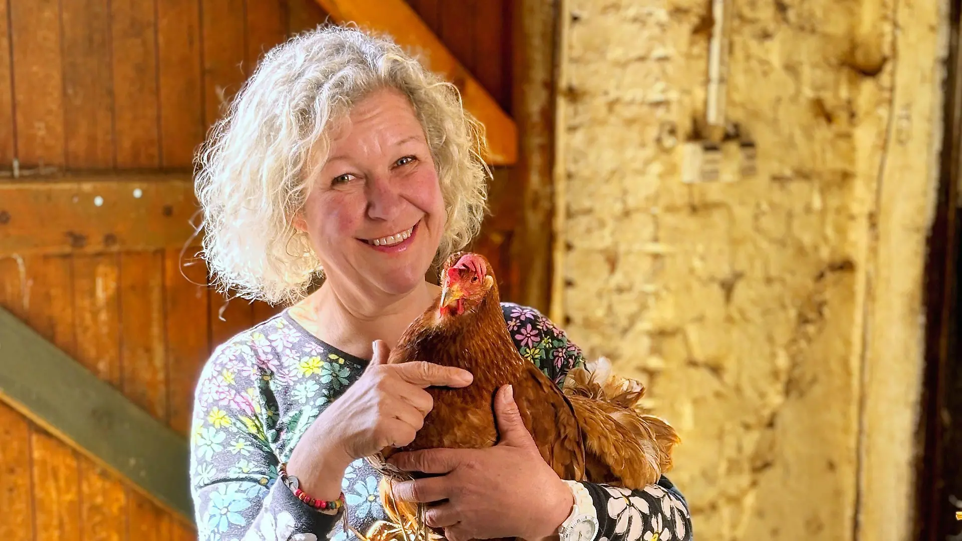Pferdewirtin Jennifer "Jenny" (58) aus Nordrhein-Westfalen
+++ Die Verwendung des sendungsbezogenen Materials ist nur mit dem Hinweis und Verlinkung auf RTL+ gestattet. +++