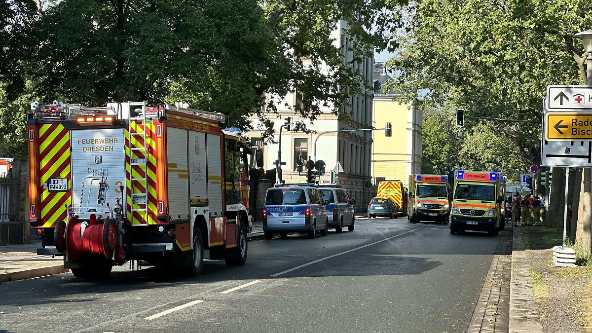 Rettungskräfte sind mit einem Großaufgebot im Einsatz. Bei einem Blitzeinschlag sind zehn Menschen teils schwer verletzt worden, teilte die Feuerwehr mit. Zu dem Blitzeinschlag kam es bei den Elbwiesen im Bereich Rosengarten, wie es hieß.