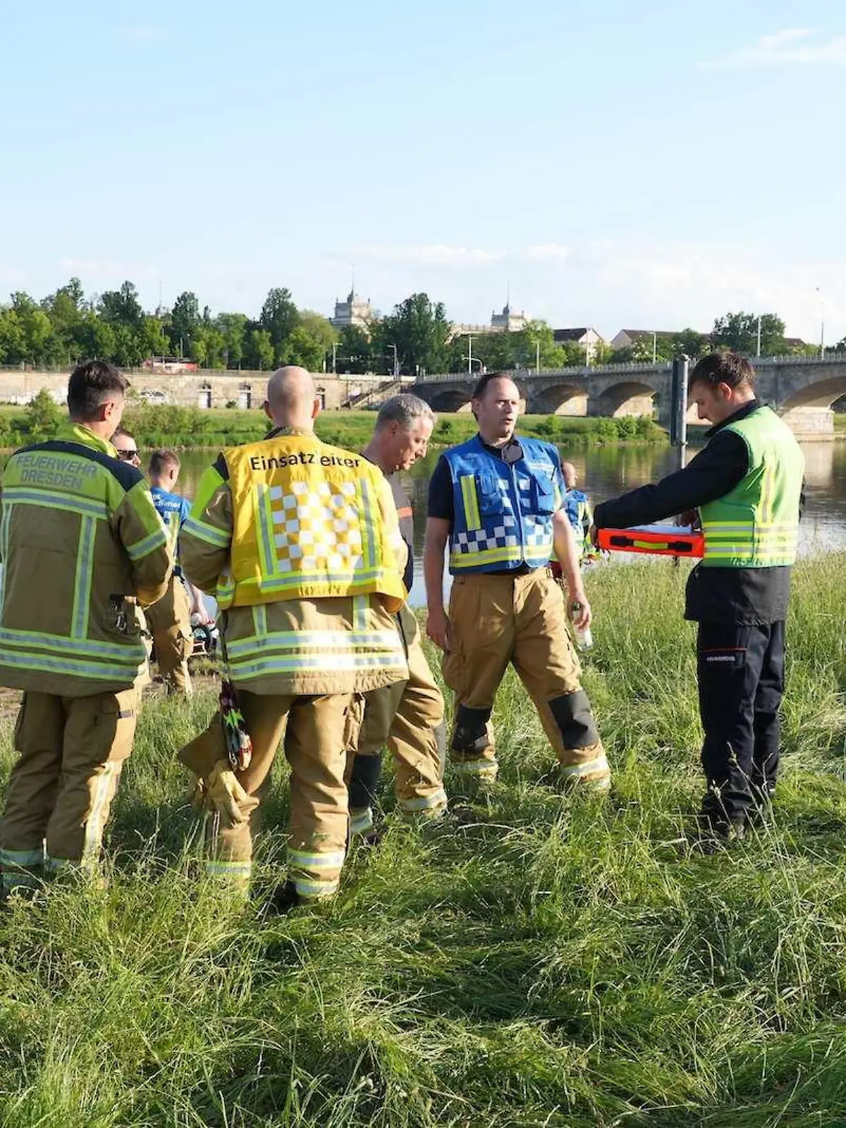 Rettungskräfte stehen am Elbufer. Bei einem Blitzeinschlag sind zehn Menschen teils schwer verletzt worden, teilte die Feuerwehr mit. Zu dem Blitzeinschlag kam es bei den Elbwiesen im Bereich Rosengarten, wie es hieß.