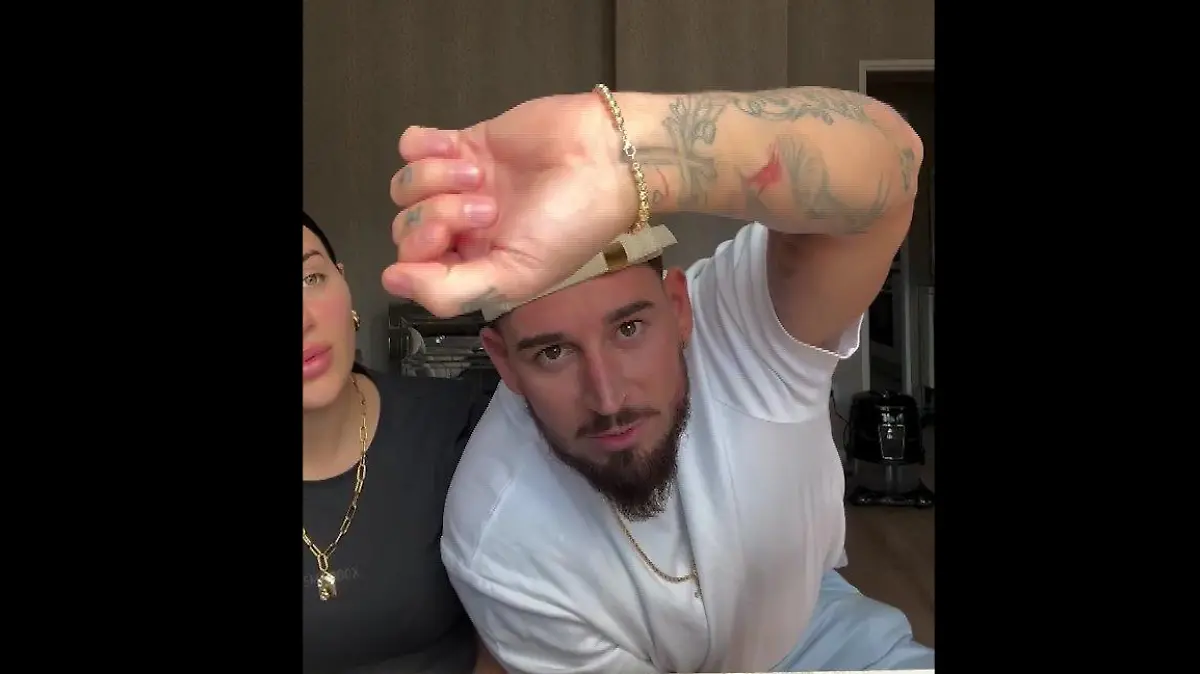 Mike Heiter zeigt die Verletzungen, die er beim Unfall davongetragen hat.