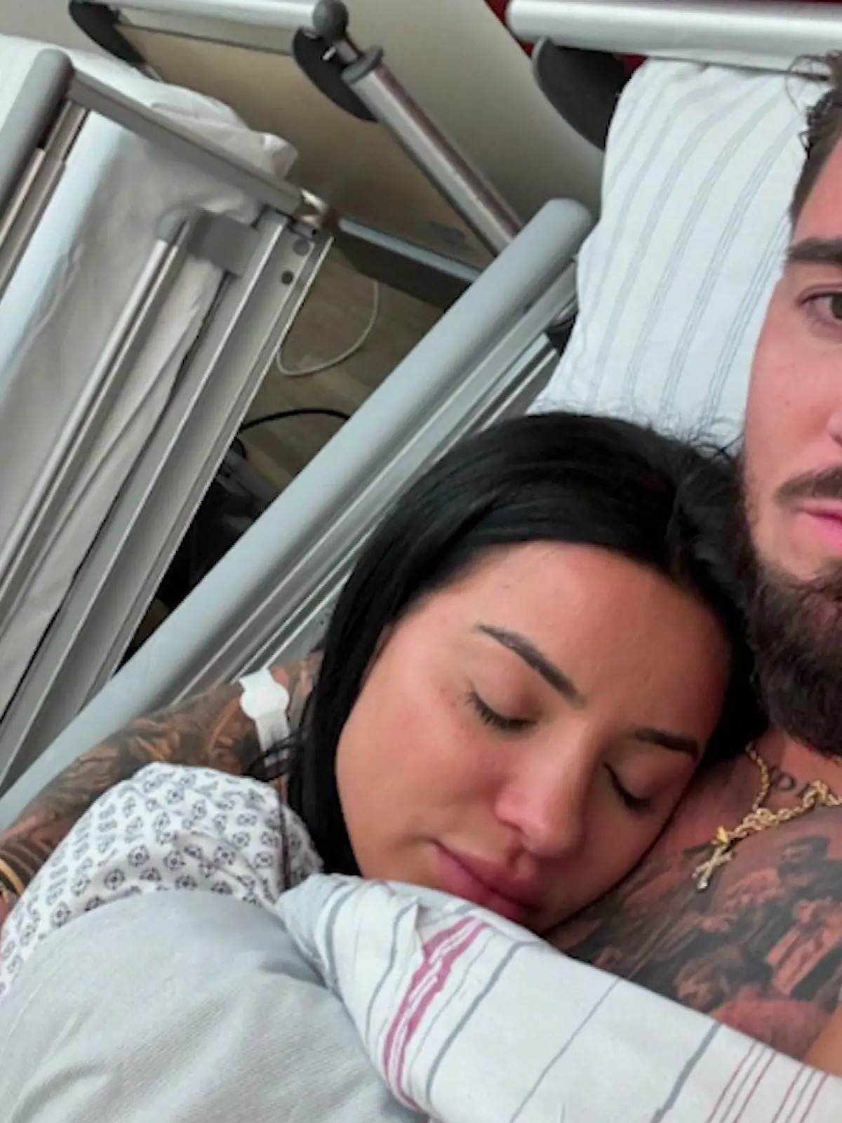 Leyla Lahouar und Mike Heiter im Krankenhausbett