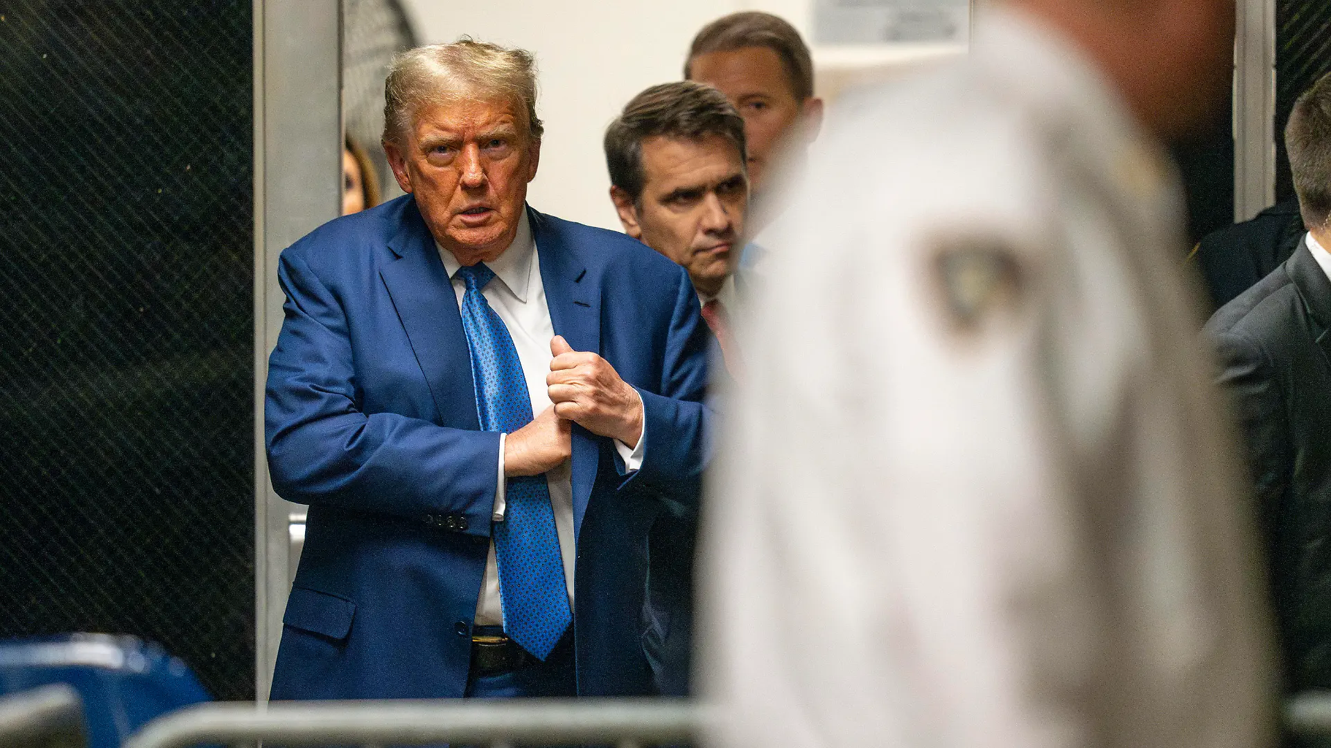 20.05.2024, USA, New York: Donald Trump, ehemaliger Präsident der USA, kehrt nach dem Mittagessen zu seinem Prozess vor dem Strafgericht in Manhattan im Zusammenhang mit Schweigegeldzahlungen an einen Pornostar zurück. Foto: Steven Hirsch/Pool New York Post/AP, Pool +++ dpa-Bildfunk +++