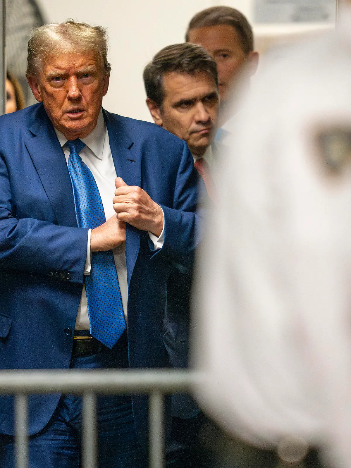 20.05.2024, USA, New York: Donald Trump, ehemaliger Präsident der USA, kehrt nach dem Mittagessen zu seinem Prozess vor dem Strafgericht in Manhattan  im Zusammenhang mit Schweigegeldzahlungen an einen Pornostar zurück. Foto: Steven Hirsch/Pool New York Post/AP, Pool +++ dpa-Bildfunk +++