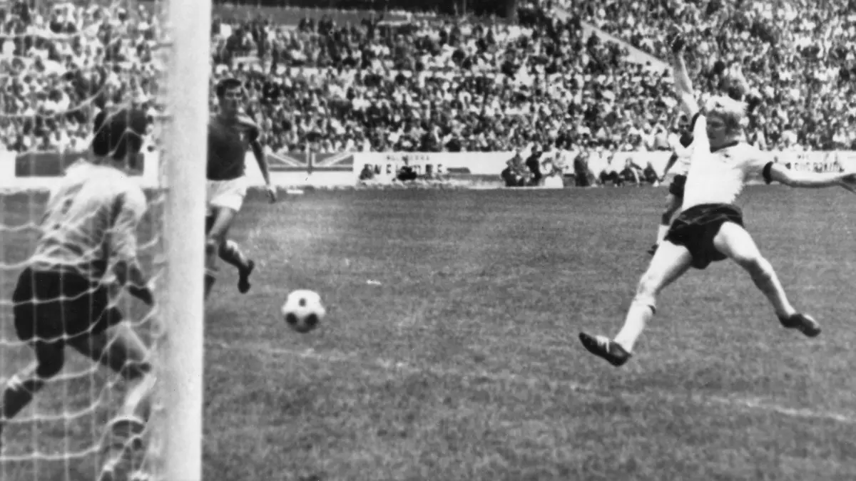 ARCHIV - 17.06.1970, Mexiko, Mexiko-Stadt: Der deutsche Abwehrspieler Karl-Heinz Schnellinger (r) lenkt im WM-Halbfinale das von Enrico Albertosi (l) gehütete italienische Tor und besorgt so in der 91. Spielminute den 1:1-Ausgleich im Aztekenstadion. Die Verlängerung gewann Italien 4:3. (nur s/w) (zu dpa: «Karl-Heinz Schnellinger ist tot - Tor im WM-Halbfinale 1970») Foto: UPI/UPI/dpa +++ dpa-Bildfunk +++