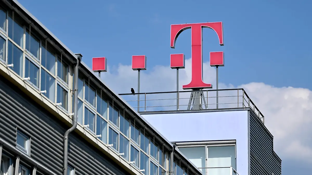 Das Telekom-Logo zu sehen auf dem Dach der Telekom-Zentrale in Bonn-Beuel. Themenbild, Symbolbild Bonn, 05.04.2023 NRW Deutschland *** The Telekom logo seen on the roof of the Telekom headquarters in Bonn Beuel Theme image, symbol image Bonn, 05 04 2023 NRW Germany Copyright: xDwixAnoraganingrumx