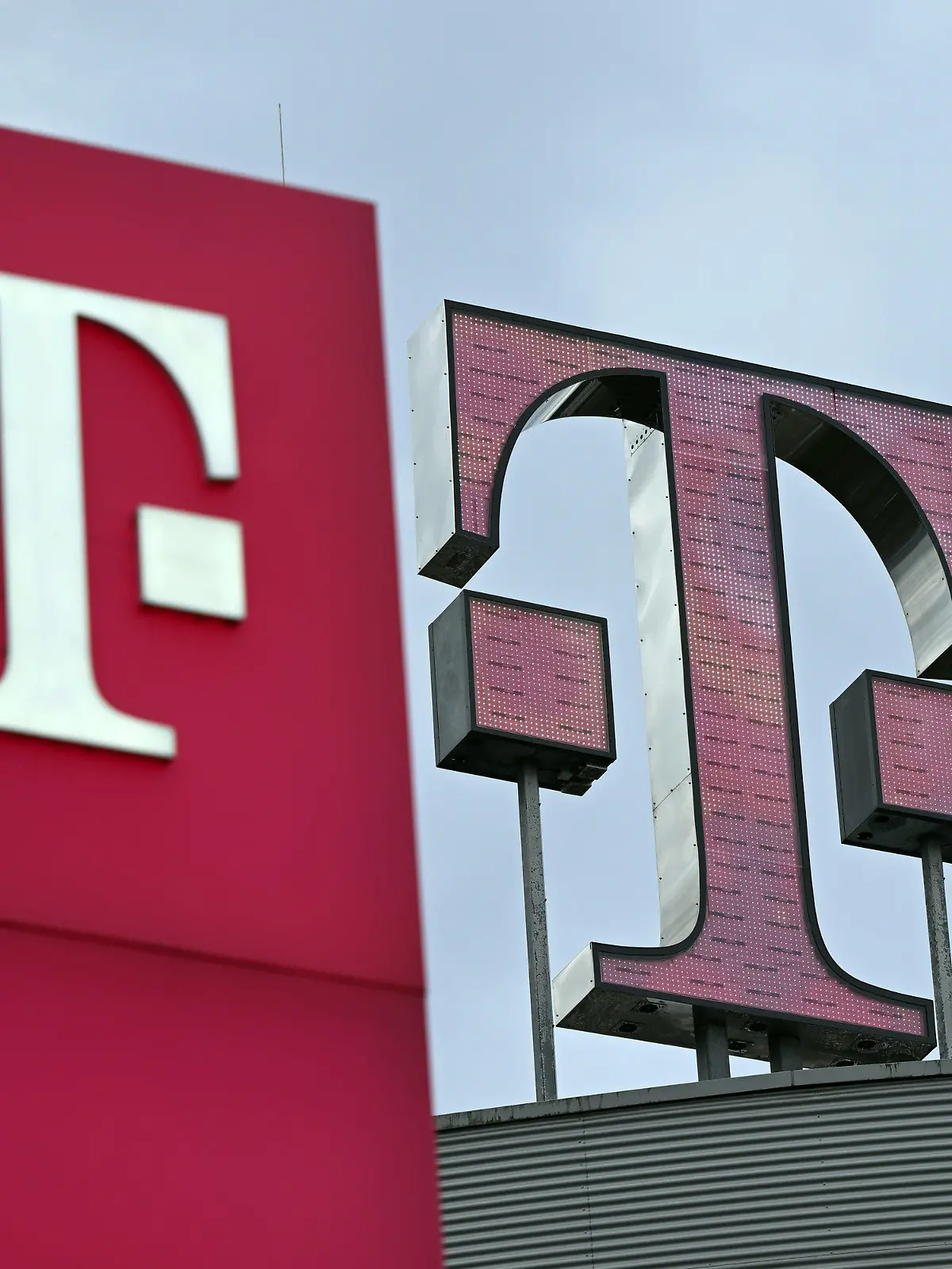 ARCHIV - 24.02.2022, Nordrhein-Westfalen, Bonn: Das Logo der Telekom steht auf dem Dach der Unternehmenszentrale. (zu dpa: «Hunderte Telekom-Beschäftigte streiken vor EM-Stadion in Stuttgart») Foto: Federico Gambarini/dpa +++ dpa-Bildfunk +++