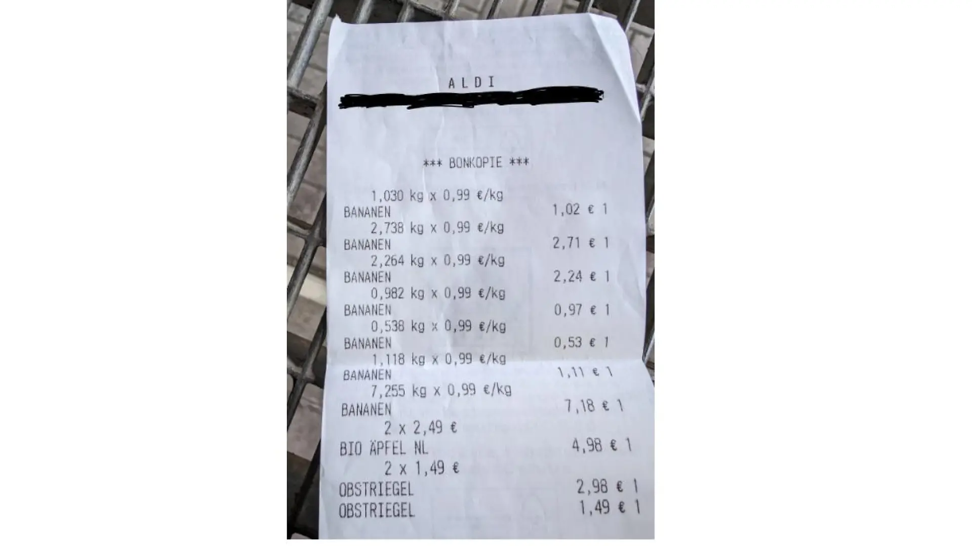 Auf einem Kassenbon ist zu sehen, dass eine Aldi-Kundin fast 16 Kilogramm Bananen gekauft hat
