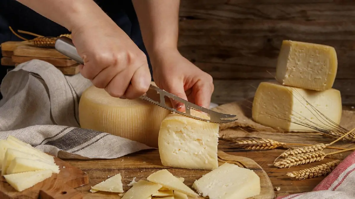 Eine Frau schneidet Käse.