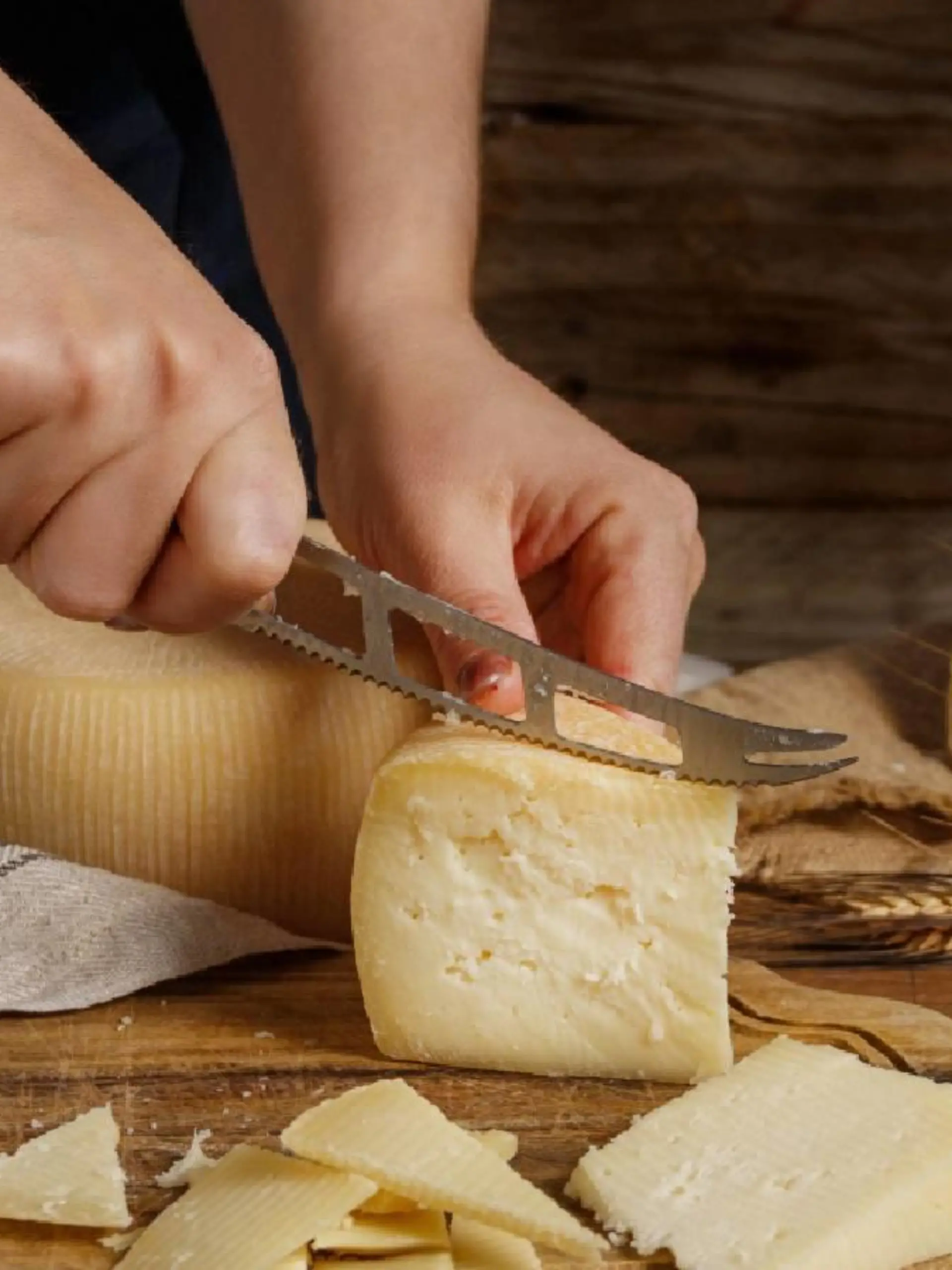 Eine Frau schneidet Käse.