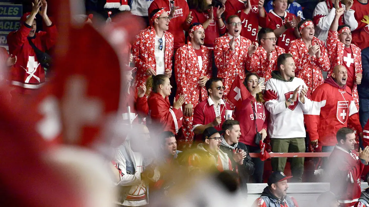  Fans of Team Switzerland cheer their 3-6 win after the 2022 IIHF Ice hockey, Eishockey World Championships preliminary round group A match between Canada and Switzerland in Helsinki on May 21, 2022. Helsinki Finland LKFTVX20220521191349OTNF PUBLICATIONxNOTxINxSUIxAUTxFRAxKORxJPNxSWExNORxFINxDENxNED Copyright: xMikkoxStigx