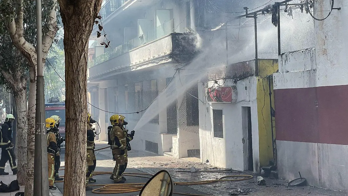 20.05.2022, Spanien, Palma de Mallorca: Die Feuerwehr löscht einen Brand im Restaurant "Why Not" in der Nähe des Ballermanns. Die Polizei hat auf Mallorca 13 deutsche Urlauber festgenommen, weil sie den Brand ausgelöst haben sollen. Foto: 5vision/dpa +++ dpa-Bildfunk +++