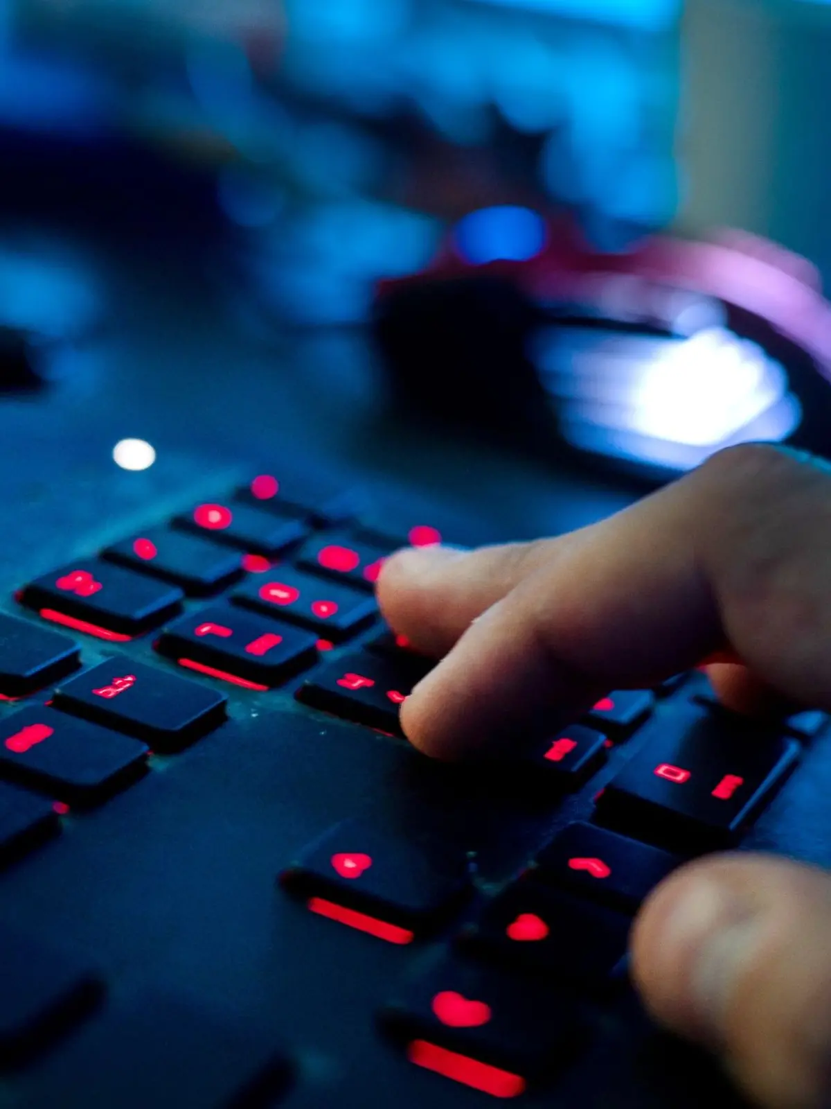 Ein Mann sitzt am Rechner und tippt auf einer Tastatur.