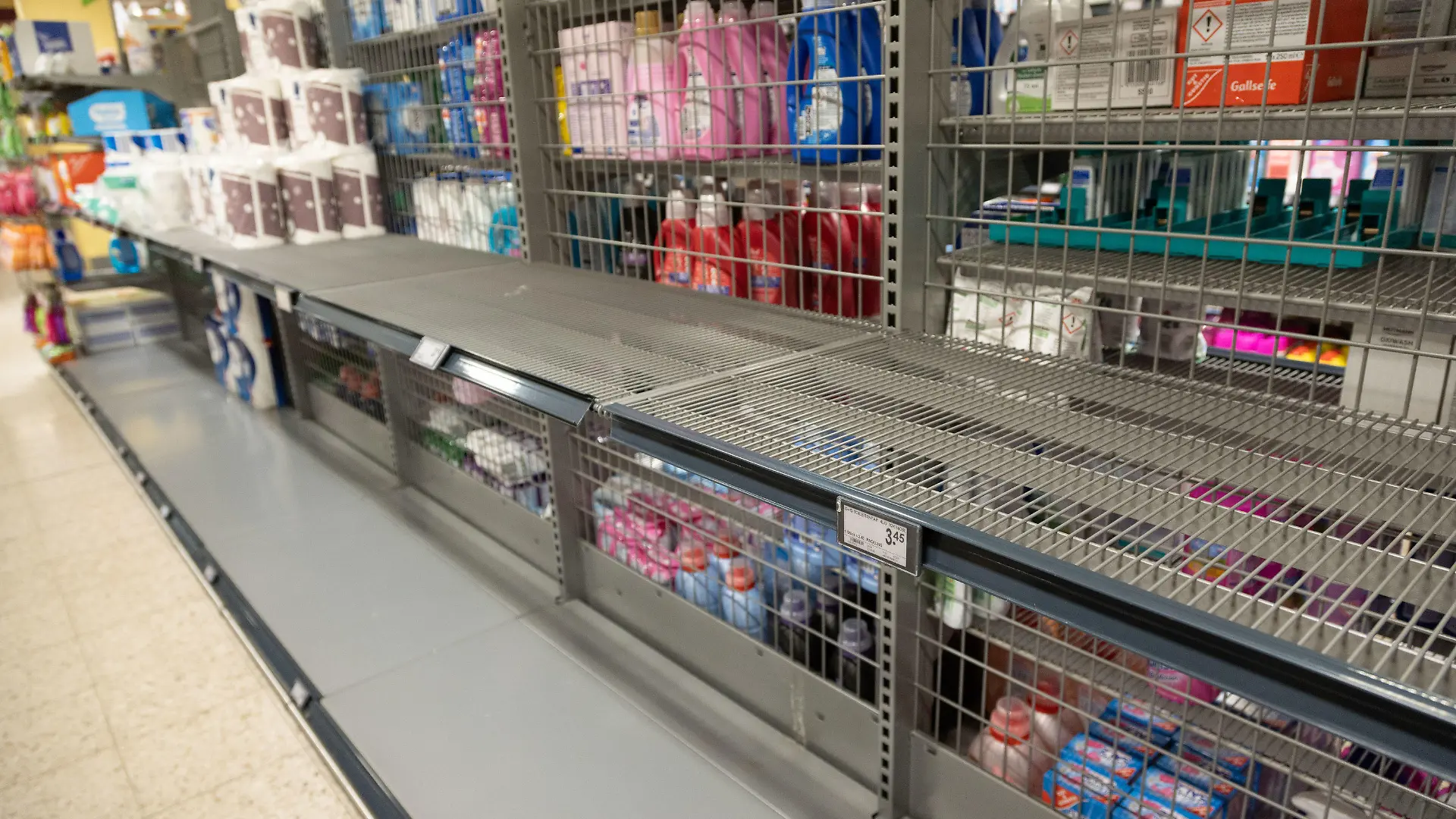 16.03.2022, Nordrhein-Westfalen, Bielefeld: Kaum noch Toilettenpapier ist für die Kunden in diesem Lebensmittelmarkt zu bekommen. Die Regale für manche Produkte sind weitestgehend leer gekauft infolge des Ukraine-Konfliktes. Foto: Friso Gentsch/dpa +++ dpa-Bildfunk +++