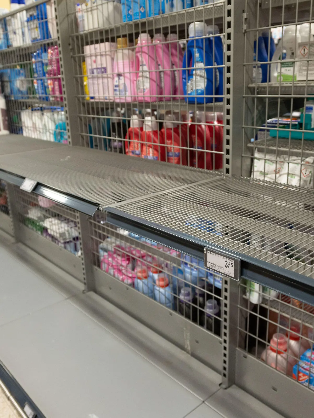 16.03.2022, Nordrhein-Westfalen, Bielefeld: Kaum noch Toilettenpapier ist für die Kunden in diesem Lebensmittelmarkt zu bekommen. Die Regale für manche Produkte sind weitestgehend leer gekauft infolge des Ukraine-Konfliktes. Foto: Friso Gentsch/dpa +++ dpa-Bildfunk +++