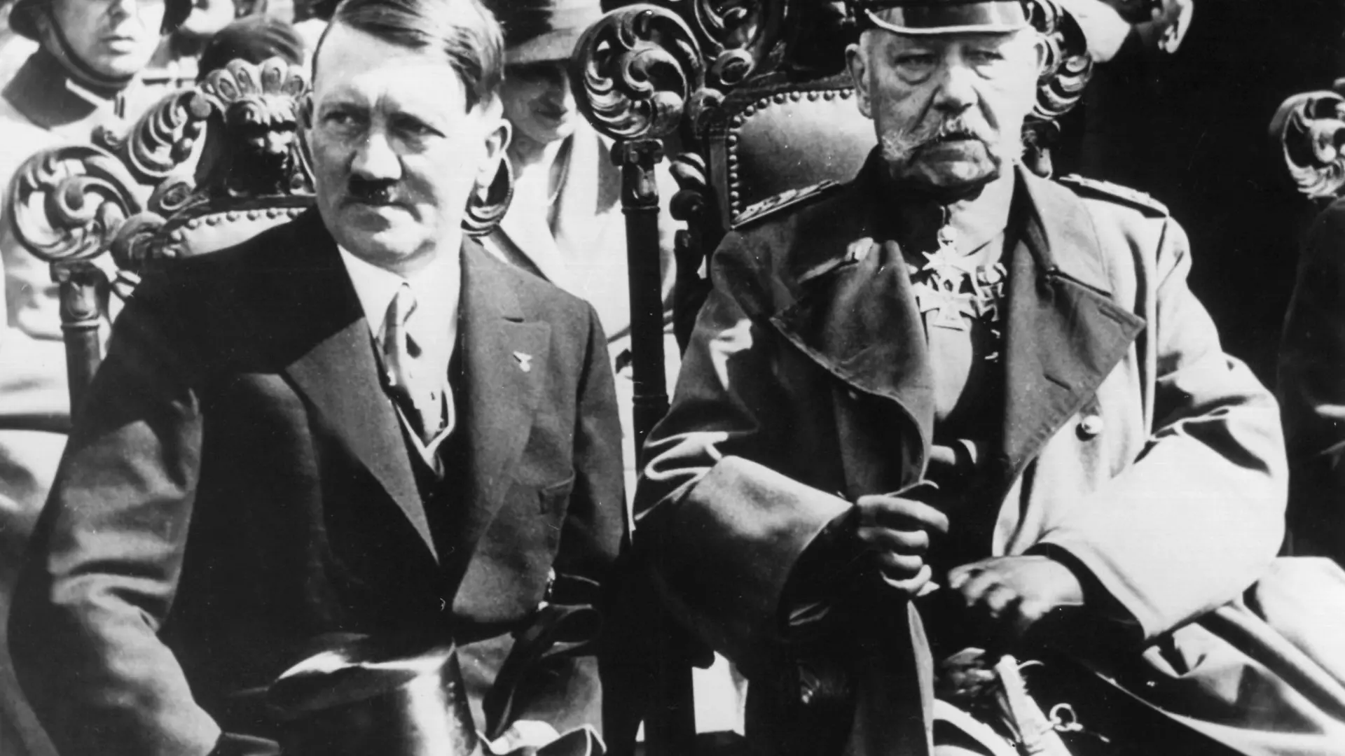 Hitler und Hindenburg im "Reichsehrenmal" in Tannenberg, dem heutigen polnischen Olsztynek am 27. August 1933.