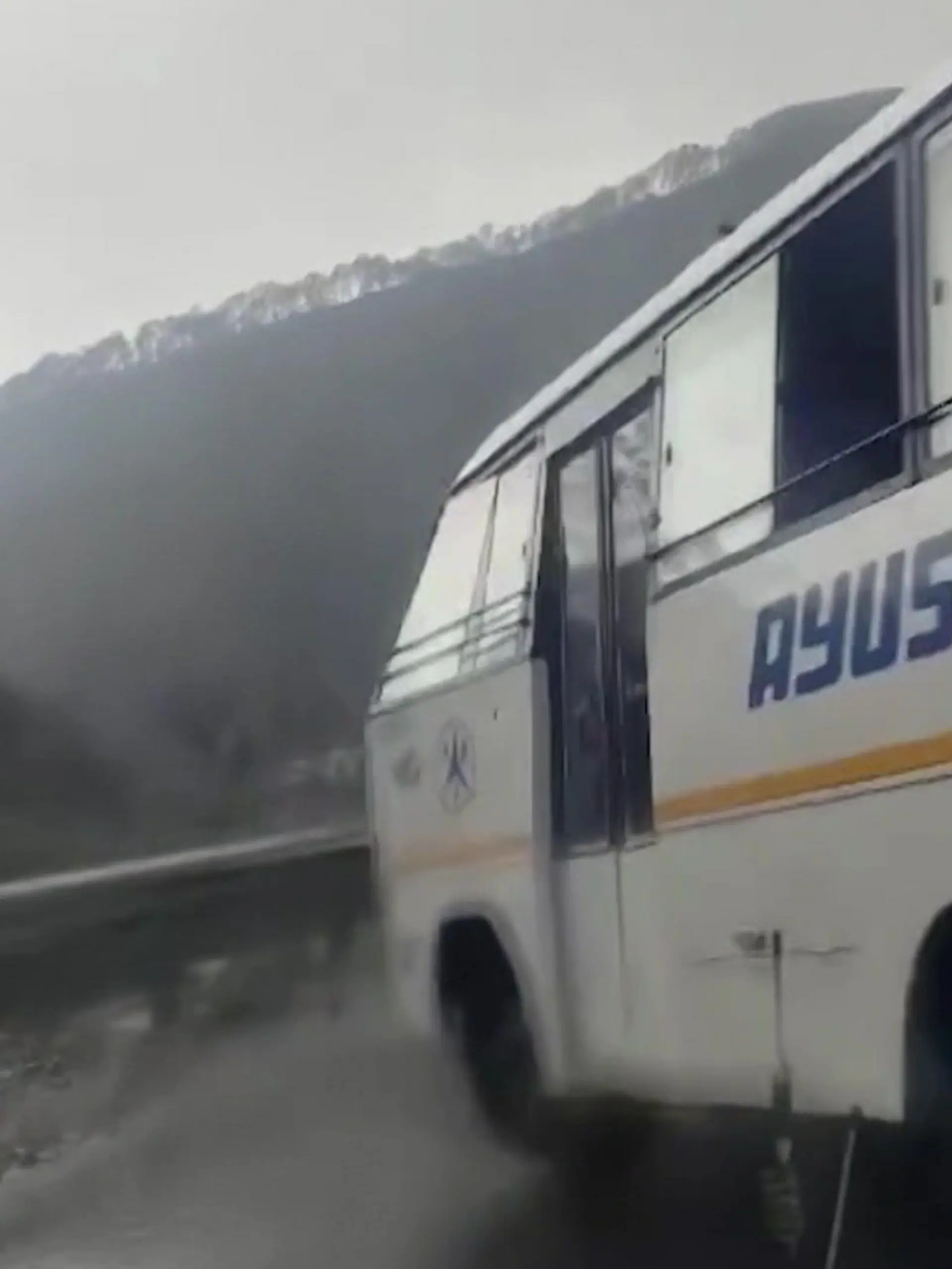 Der indische Fahrer sieht den anderen Bus nicht kommen. Zum Ausweichen ist es jetzt zu spät. Die Passagiere haben in dem Moment keine Chance! Der Aufprall ist so heftig, dass sie sich nirgendwo festhalten können und einige fast aus dem Bus geschleudert werden.