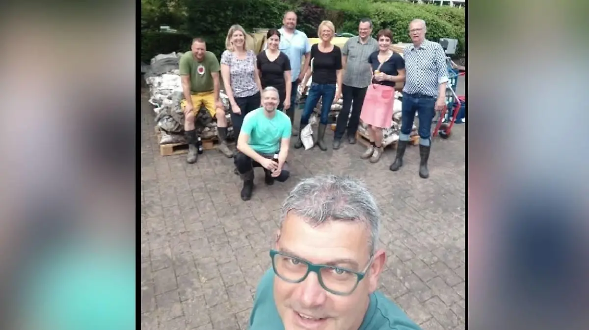 Viele helfende Hände sorgen dafür, dass das Weingut von Othegraven von den Folgen des Hochwassers befreit wird - auch Günther Jauch selbst (r.) hilft kräftig mit!