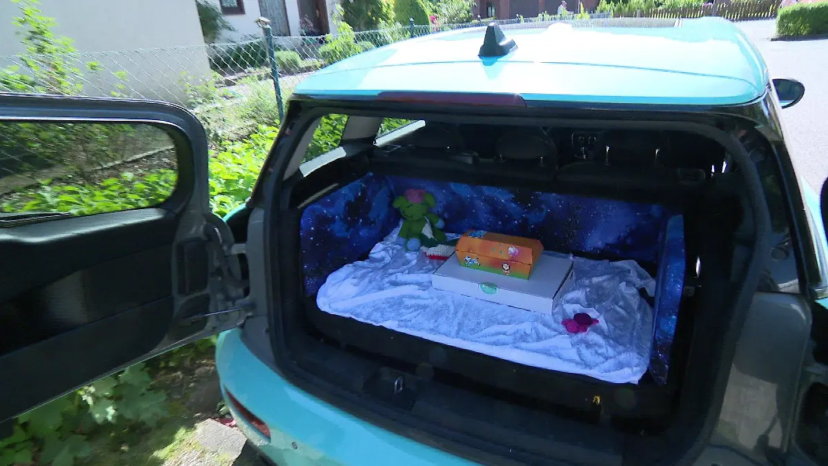 In diesem Kleinwagen werden die Sternenkinder transportiert.