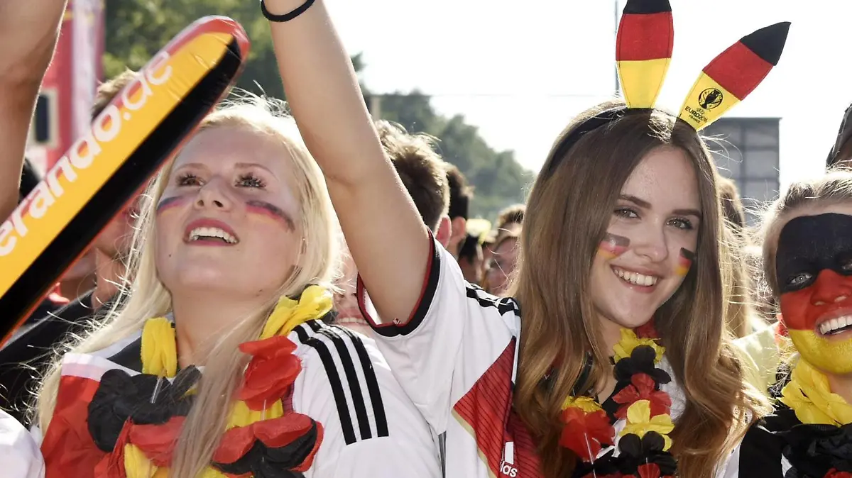 Fußballfans beim Public Viewing des Spiels im Achtelfinale Deutschland gegen die Slowakei (3:0) bei der Fußball-Europameisterschaft 2016 auf der Fanmeile am Brandenburger Tor. Berlin, 26.06.2016 Foto:xFredericx/xFuturexImageFootball fans the Public Viewing the Game in Eighth finals Germany against The Slovakia 3 0 at the Football European Championship 2016 on the Tierpark Lignano at Brandenburg goal Berlin 26 06 2016 Photo xFredericx xFuturexImage  