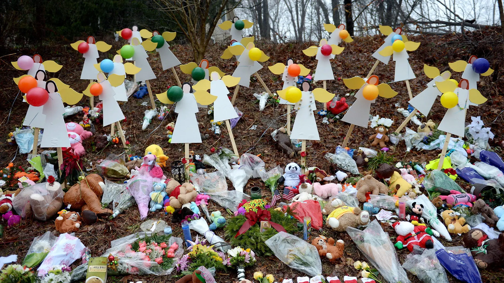 epa03515686 A view of a memorial for the children and adults killed last Friday at the Sandy Hook Elementary School shooting, in Newtown, Connecticut, USA, 21 December 2012. 26 people, including 20 young children, were killed last Friday when a gunman entered the school and opened fire before killing himself. EPA/JUSTIN LANE +++(c) dpa - Bildfunk+++