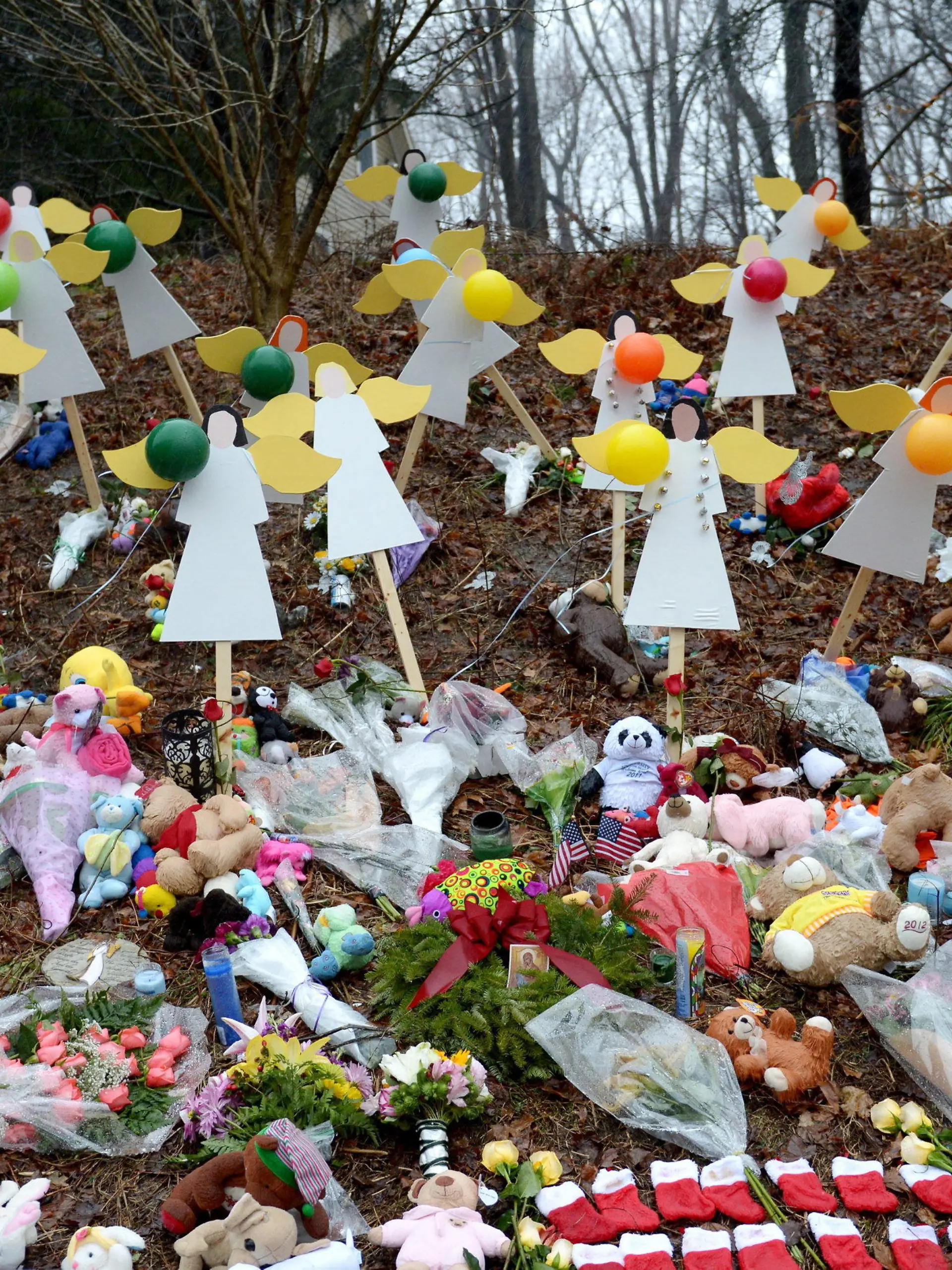 epa03515686 A view of a memorial for the children and adults killed last Friday at the Sandy Hook Elementary School shooting, in Newtown, Connecticut, USA, 21 December 2012. 26 people, including 20 young children, were killed last Friday when a gunman entered the school and opened fire before killing himself. EPA/JUSTIN LANE  +++(c) dpa - Bildfunk+++