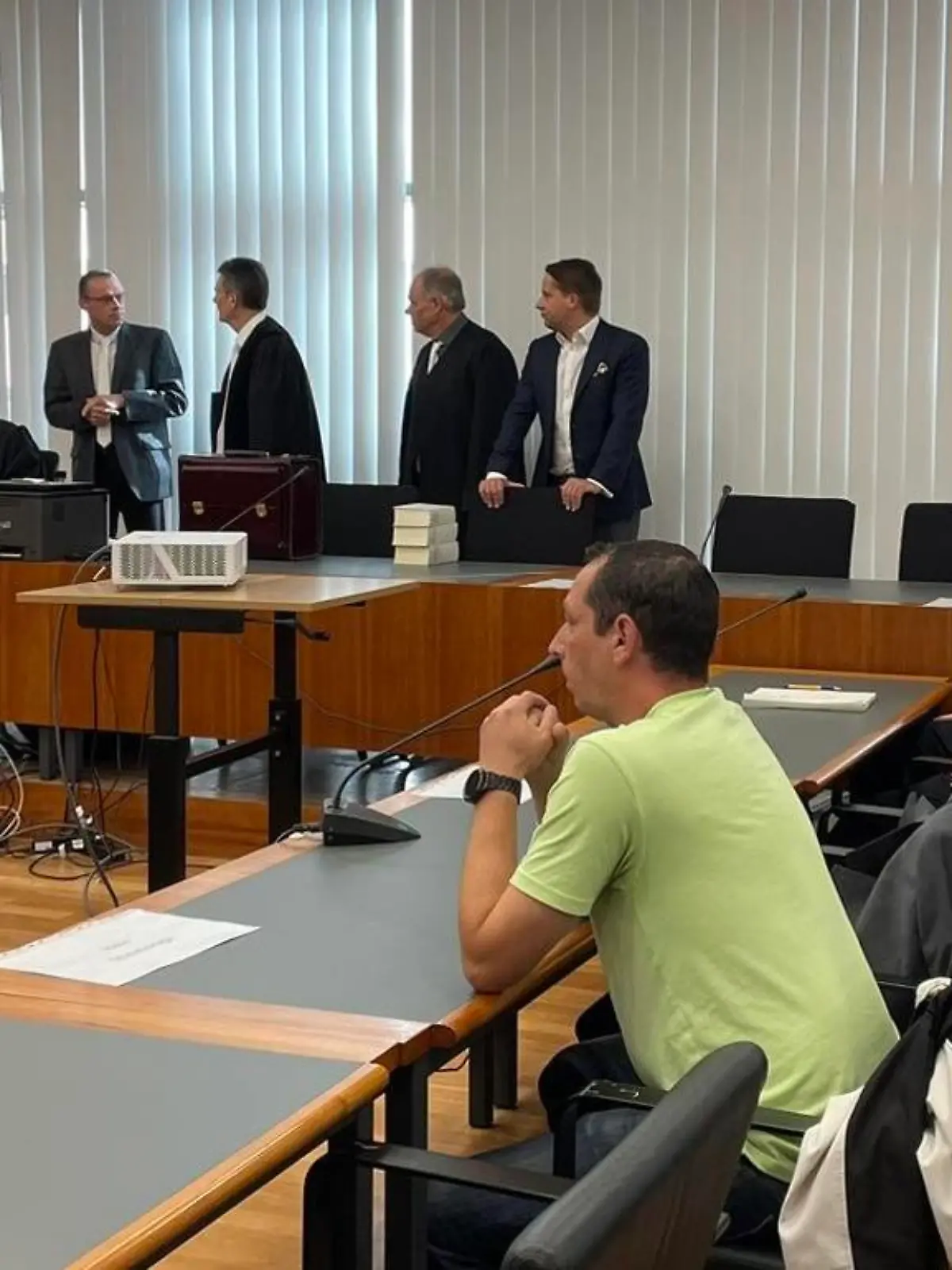 Die Staatsanwaltschaft, die Nebenklagevertretung von Marie Sophies Mutter und der Vater des Opfers sitzen im Gerichtssaal und warten auf den Prozessbeginn.