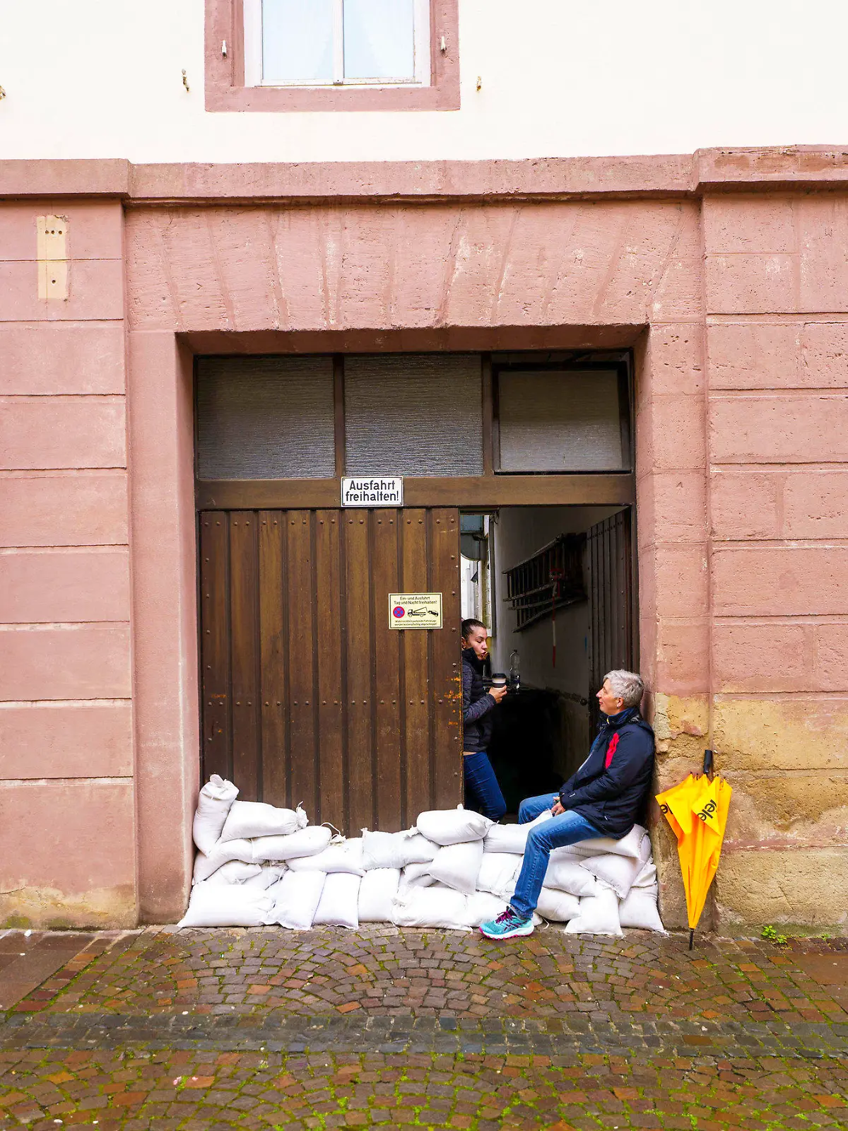 19.05.2024, Saarland, Blieskastel: Die Bewohner der Altstadt sind mit Abpumpen und Abräumen nach dem Hochwasser beschäftigt. Der Wasserstand der Blies, ein Nebenarm der Saar, fällt derzeit und die Feuerwehr hat die historische Altstadt weitgehend leergepumpt. Foto: Andreas Arnold/dpa +++ dpa-Bildfunk +++