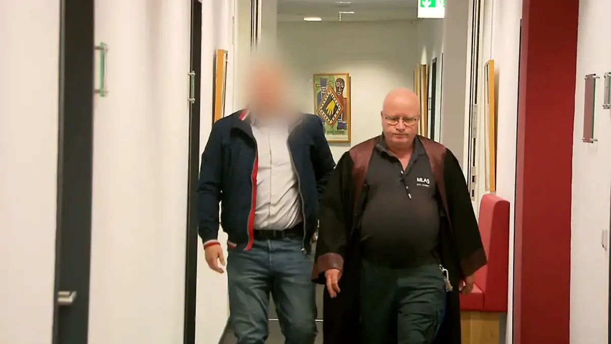 Darf der Arbeitgeber die Farbe der Arbeitshose vorschreiben? Kündigungsstreit vor Gericht