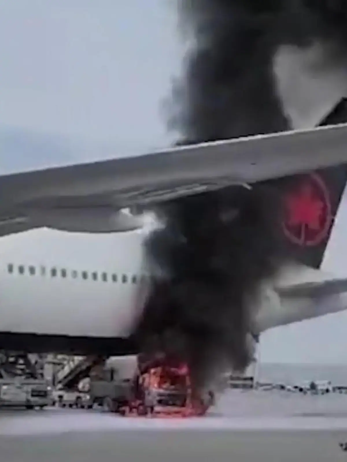 In Kanada geht auf dem Rollfeld des Flughafens Montreal ein Wassertankwagen in Flammen auf. Das Feuer geht auch auf den Flieger über. Dadurch kommt es zu weitreichenden Flugverzögerungen. Die spektakulären Bilder sehen Sie im Video.