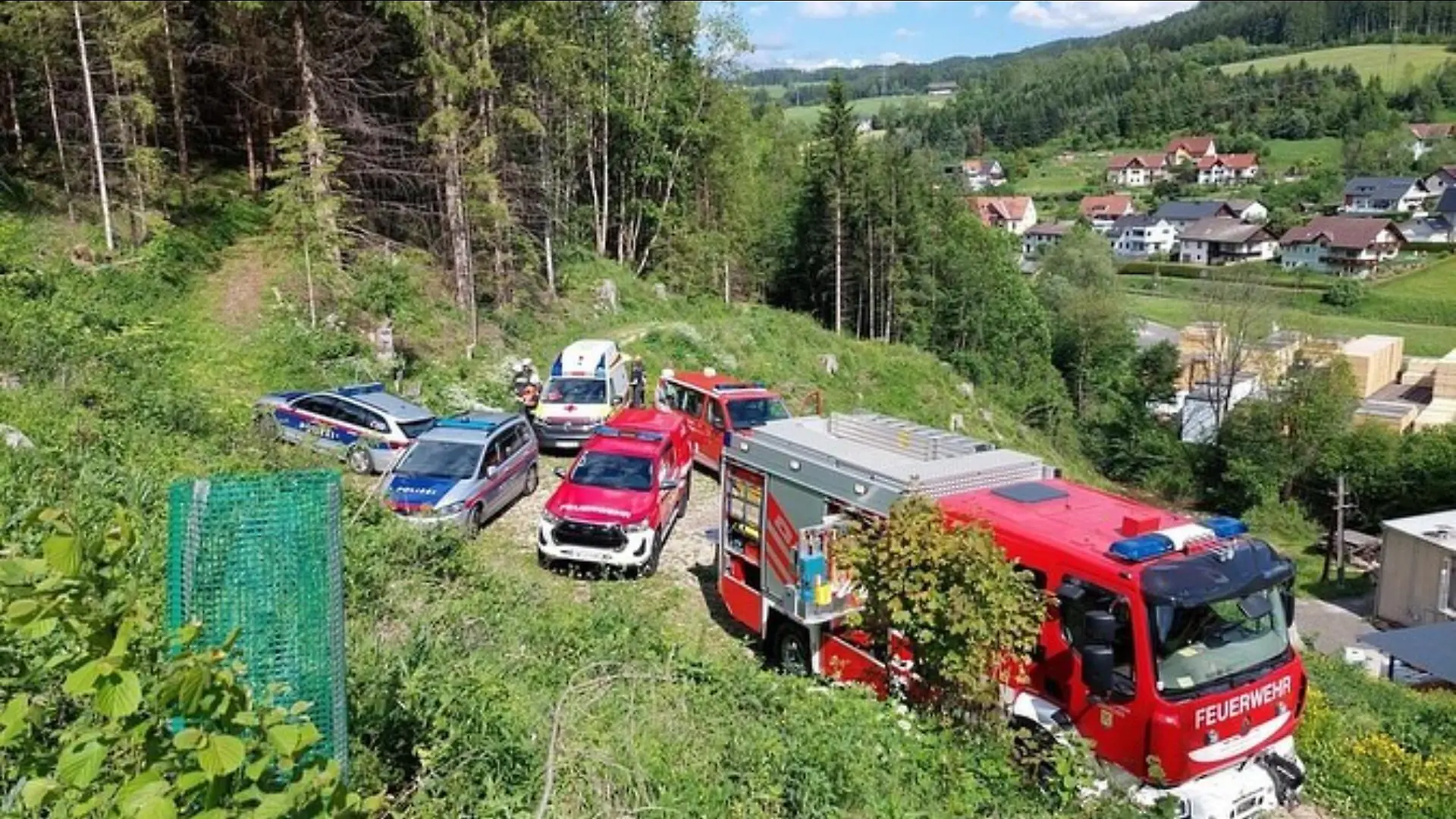 Feuerwehr und Polizeiautos stehen am Unfallort.